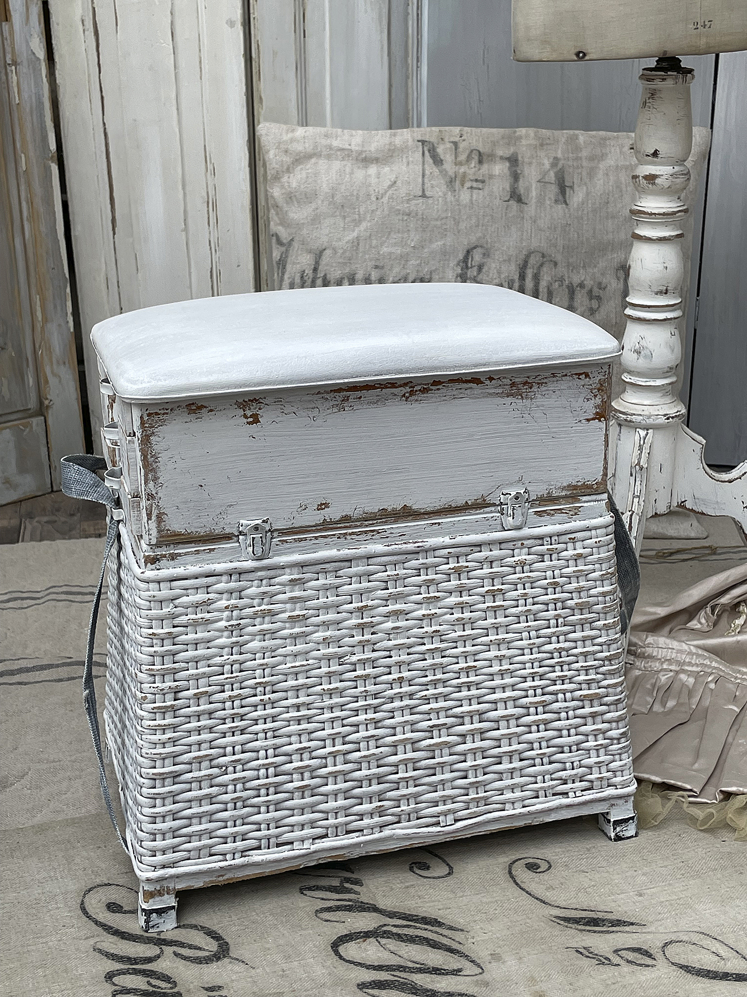 Rustikaler Aufbewahrungskorb mit gepolsterter Oberseite Heller Korb mit gepolsterter Oberfläche zur Aufbewahrung, im Vintage-Stil.