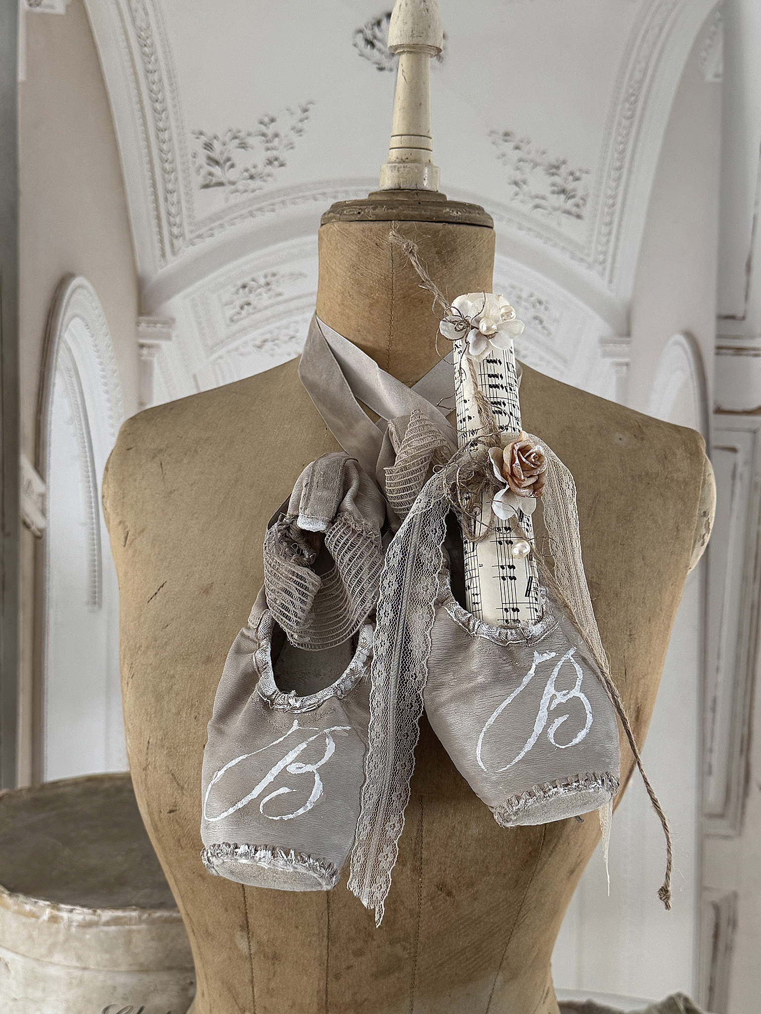 Vintage Spitzenschuhe Sandtaupe mit Monogramm B***
