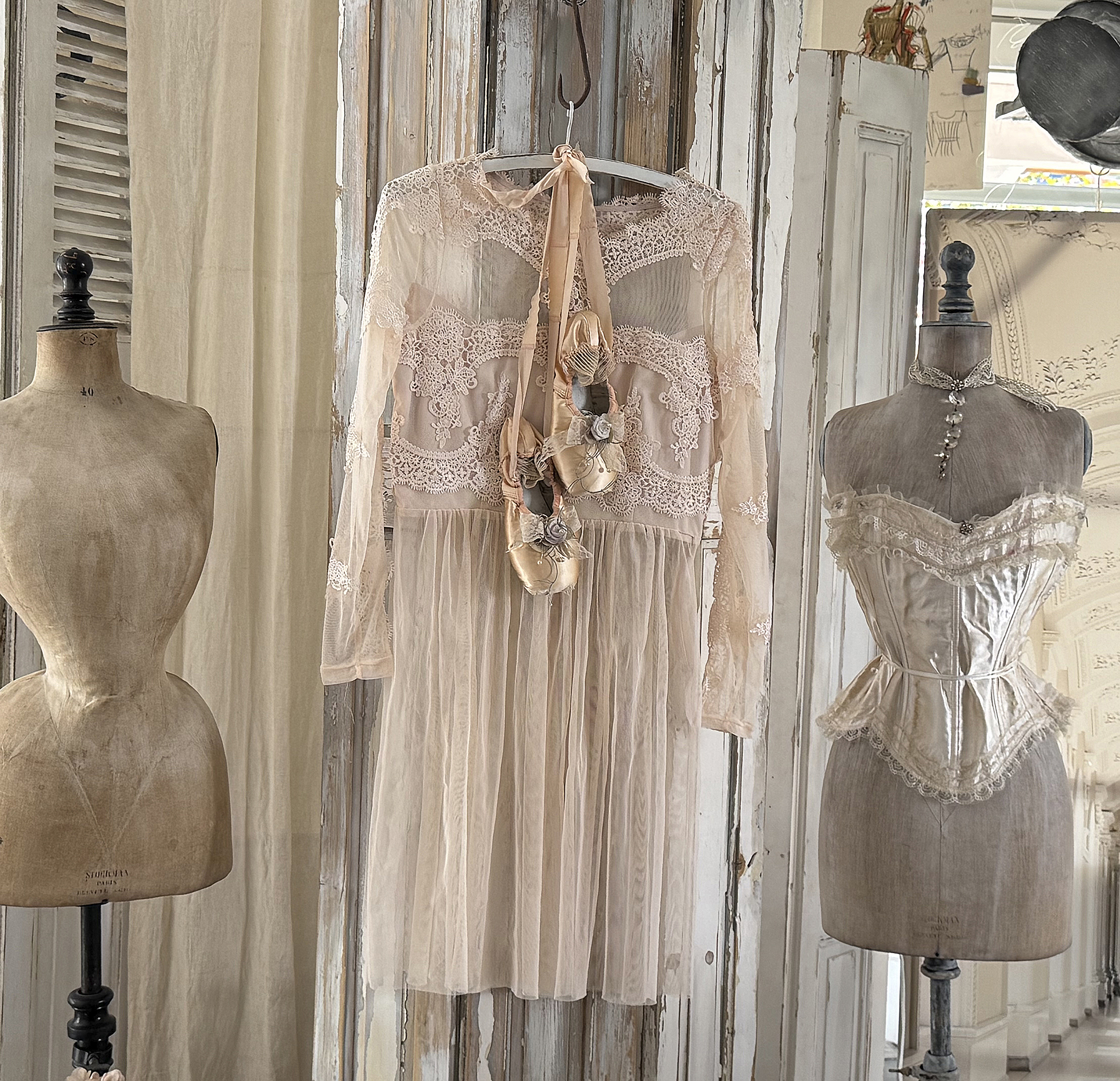 Altes Spitzenkleid mit Bügel und Vintage-Spitzenschuhe***