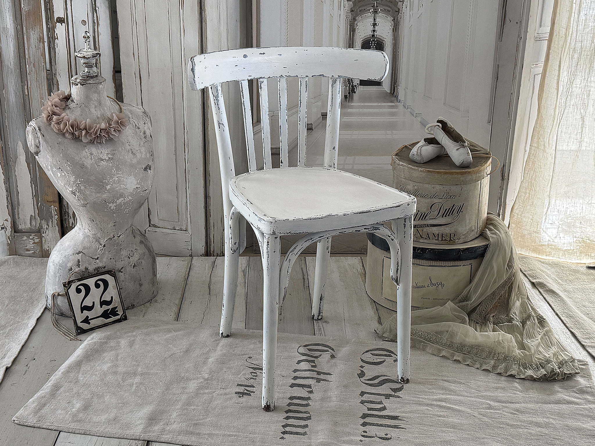 Antiker Bugholzstuhl – Matt-Weiß – Shabby  – Vintage Stuhl mit Patina***