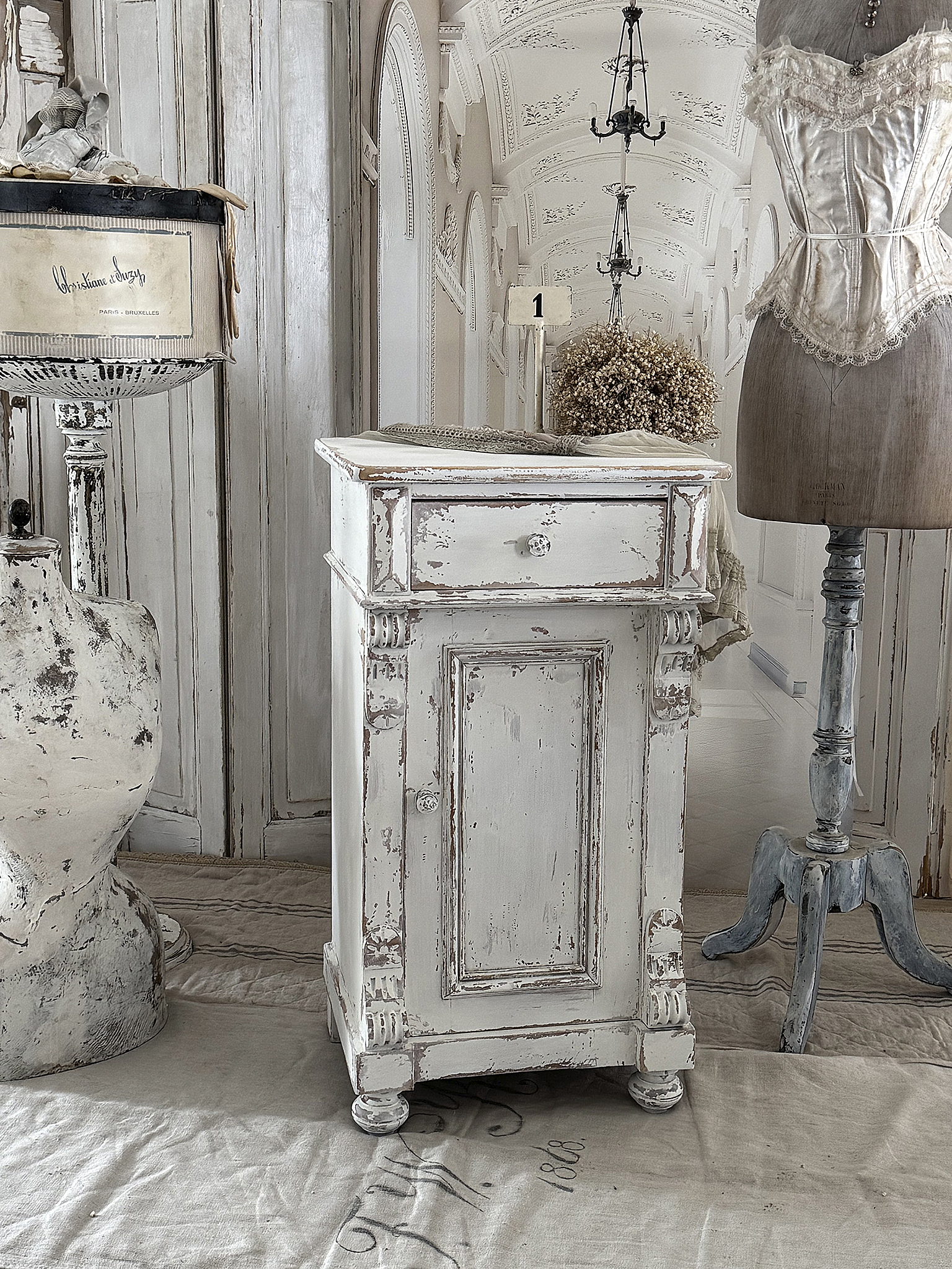 Reserviert! Antikes Beistellschränkchen Shabby-pur