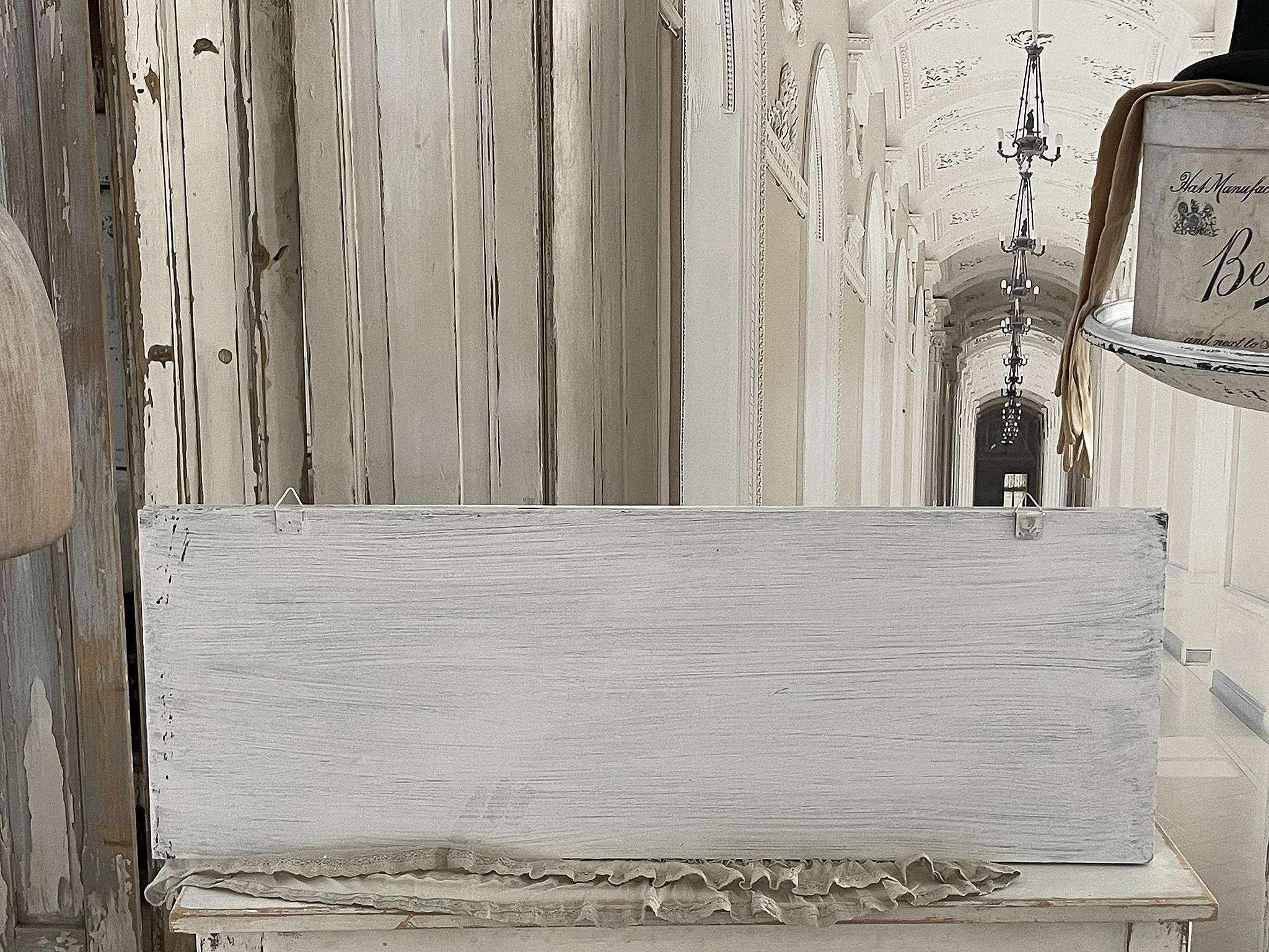 Rustikales Holzschild in Weiß für stilvolle Dekoration Weißes, rustikales Holzschild auf einem Tisch, ideal für die Dekoration im Landhausstil.