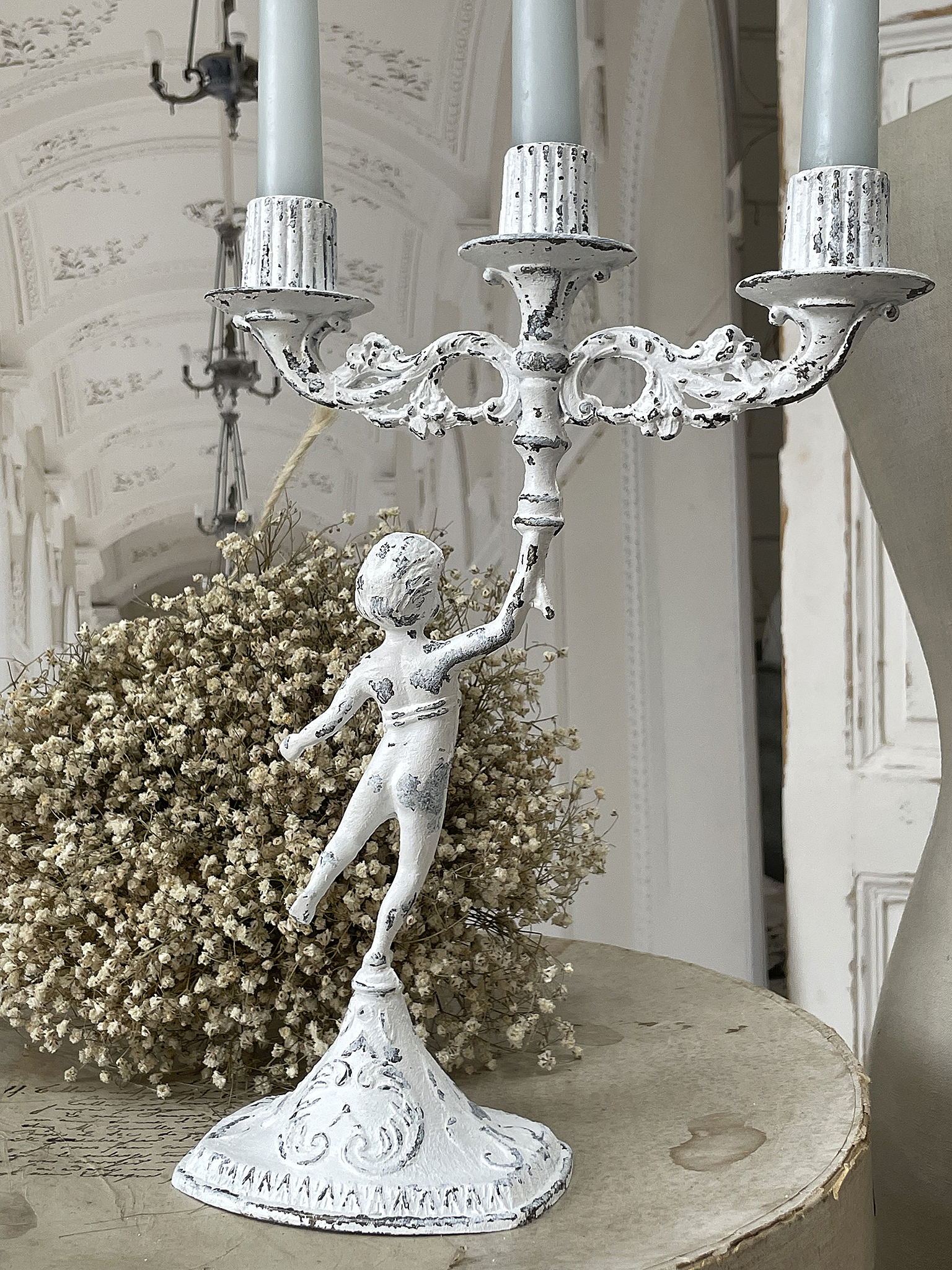 Eleganter Kerzenhalter mit antikem Design Antiker Kerzenleuchter aus Metall mit filigranem Design und grauen Kerzen