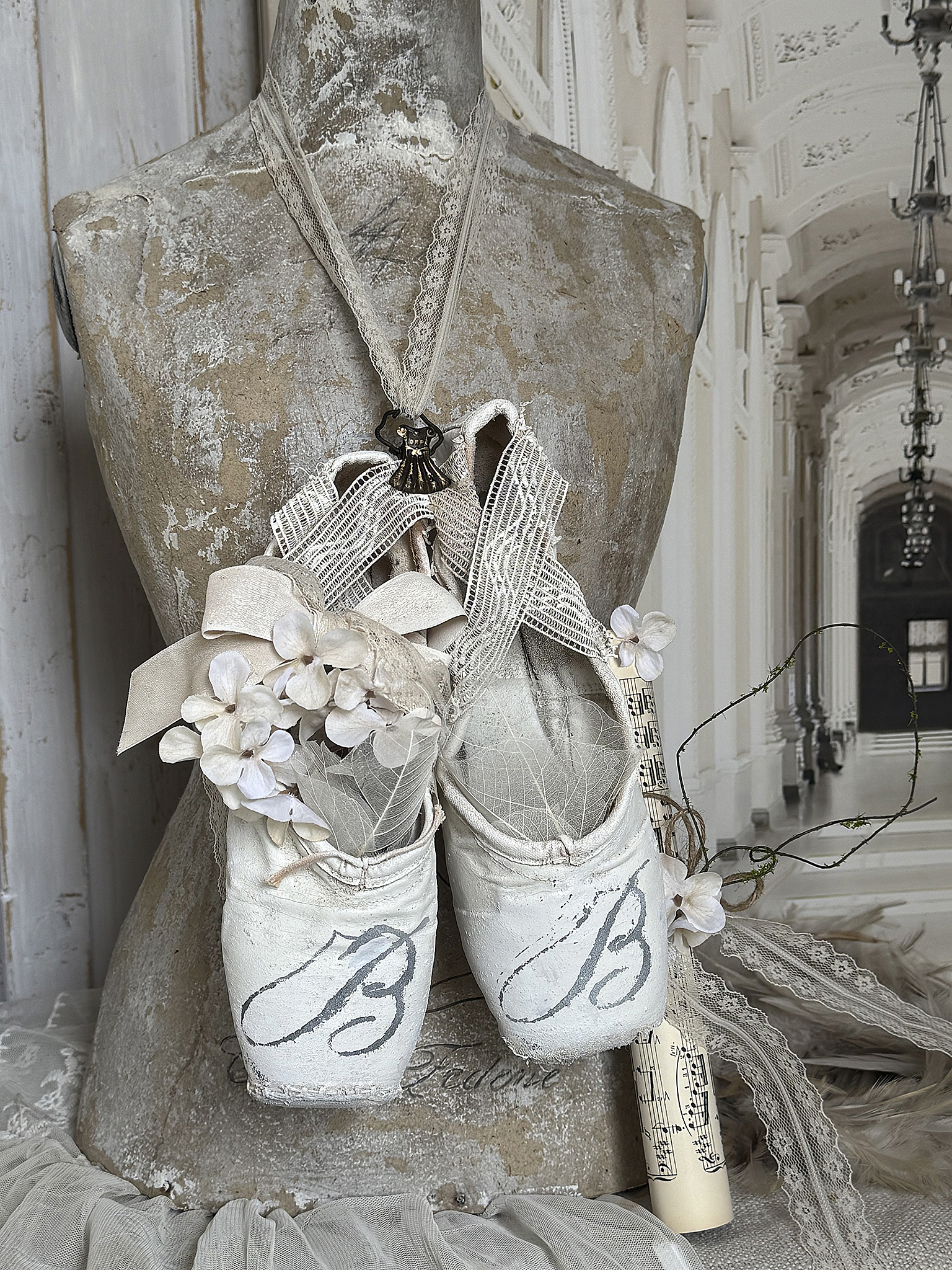 Alte Spitzenschuhe im stilvollen Vintage-Kleid – Nostalgie mit feiner Note***