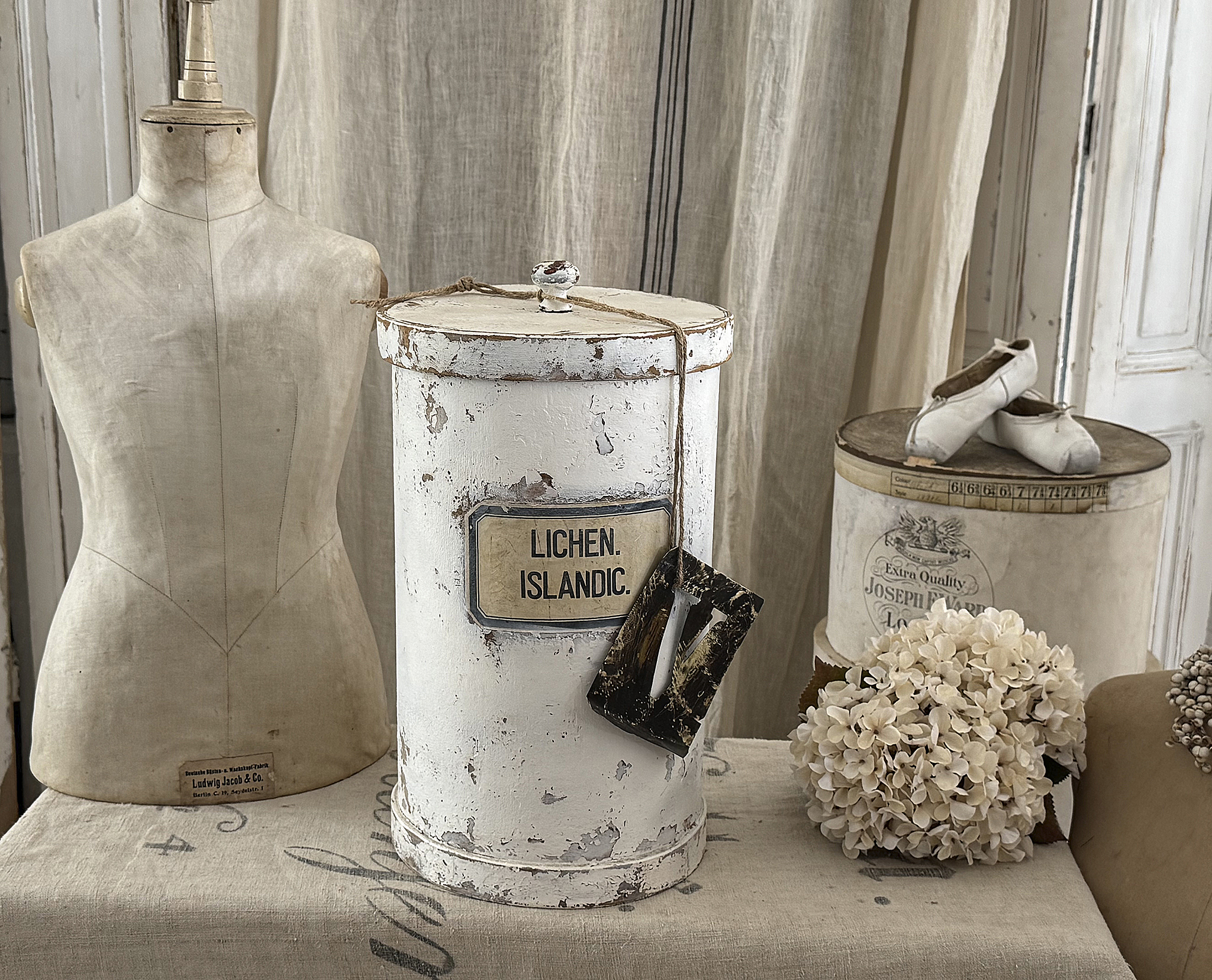Alte große Holzdose mit antiker Schablone – nostalgischer Shabby-Chic***