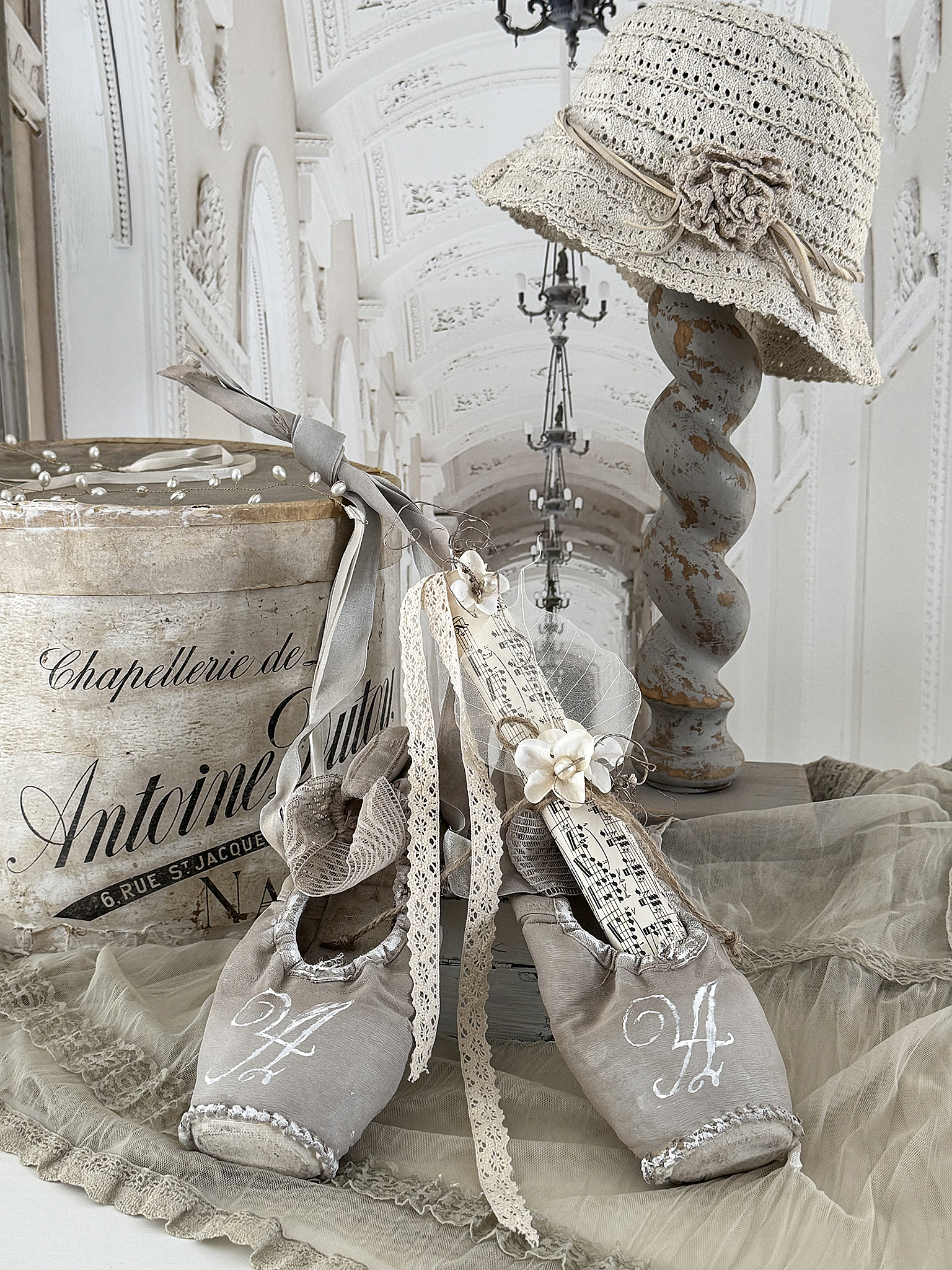 Vintage Spitzenschuhe Sandtaupe mit Monogramm A***