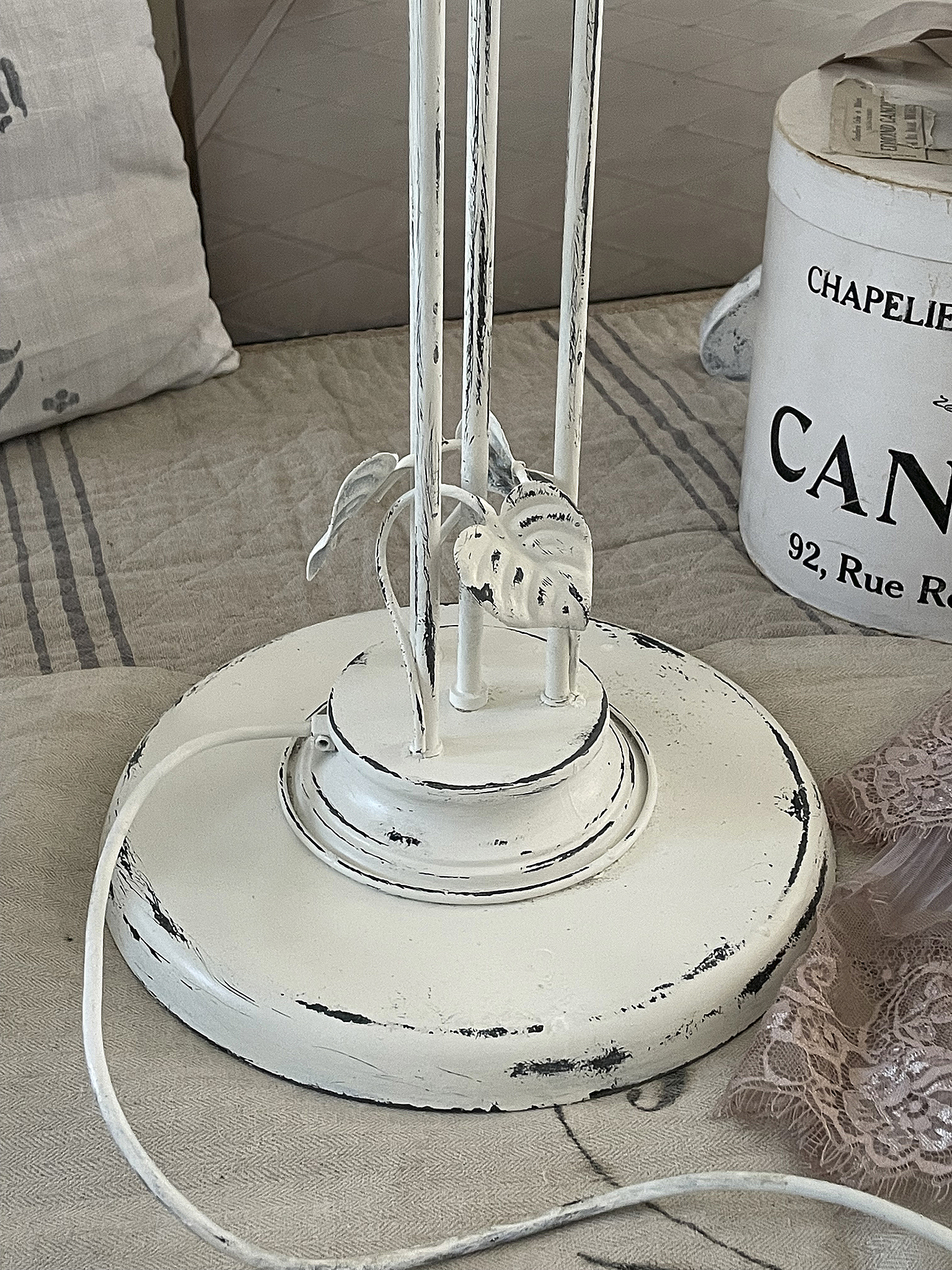 Stilvolle Tischlampe mit Vintage-Design in Weiß Tischlampe mit eleganten Details und rustikalem Charme auf einem Tisch