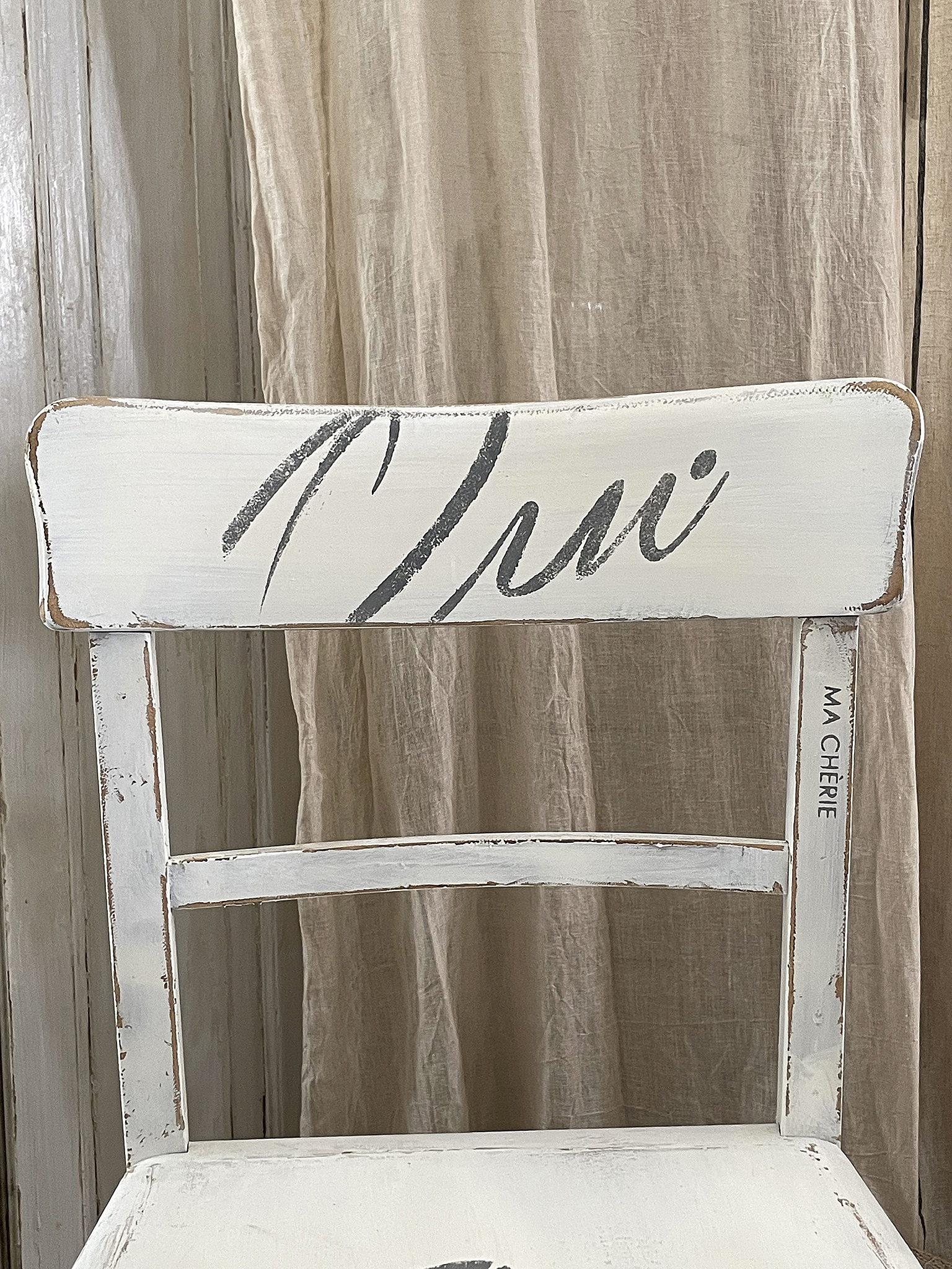 Alter weißer Holzstuhl Qui Ma Cherie*** Alter weißer Holzstuhl Qui Ma Cherie***