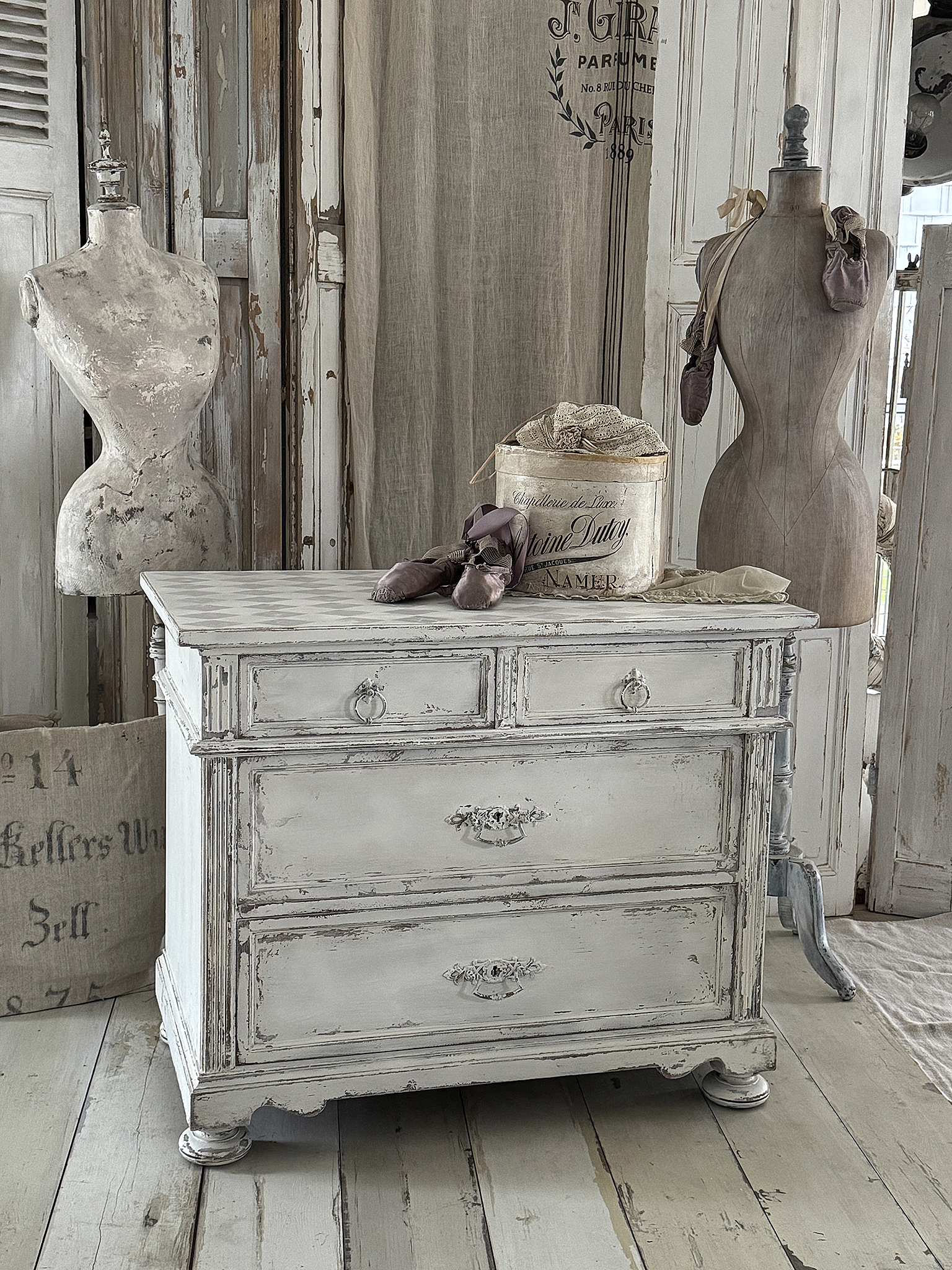 Antike Schubladenkommode im edlen Vintage-Kleid***