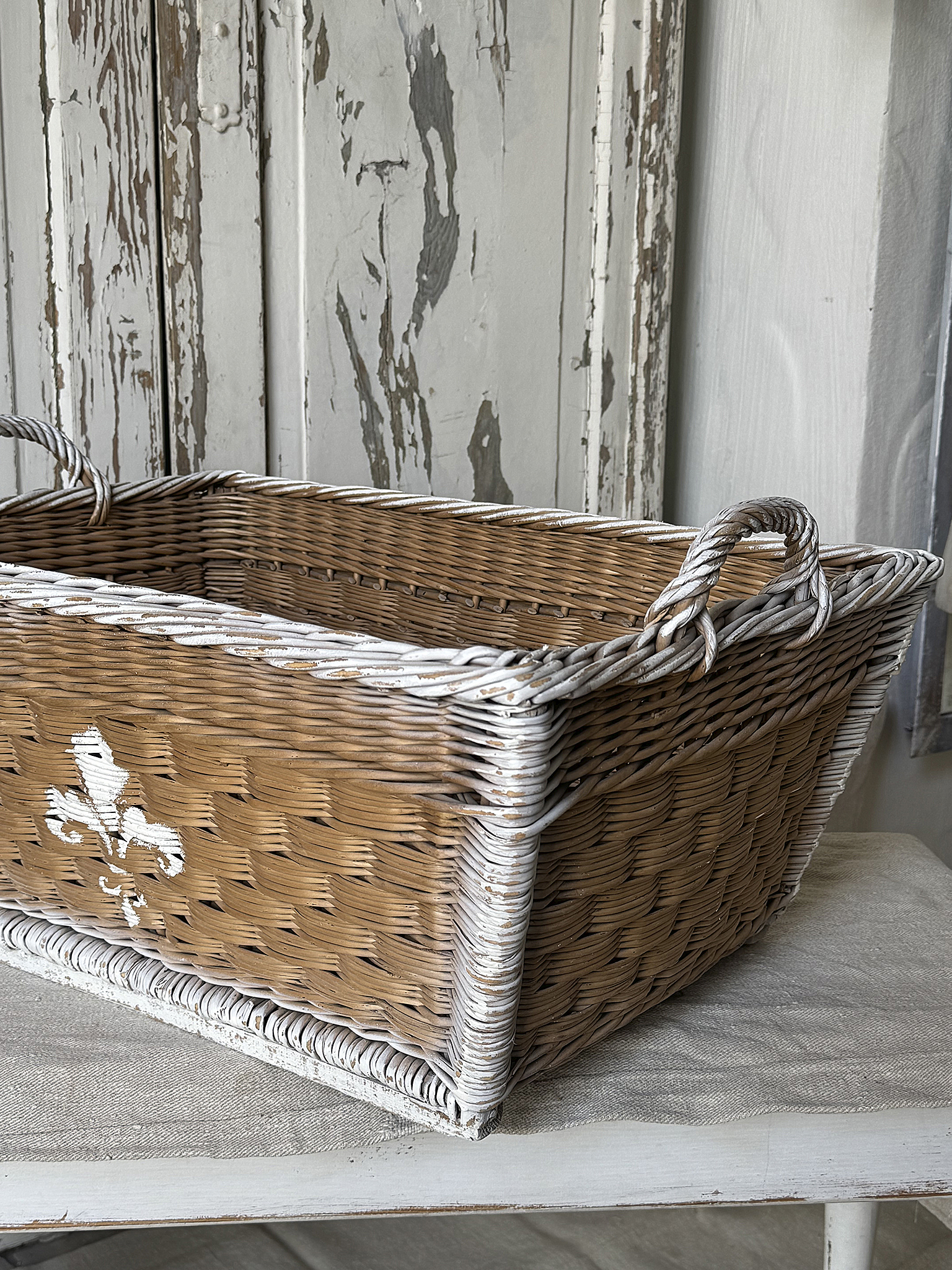 Schöner Weidenkorb im Shabby Chic – Vintage Korb mit französischer Lilie***
