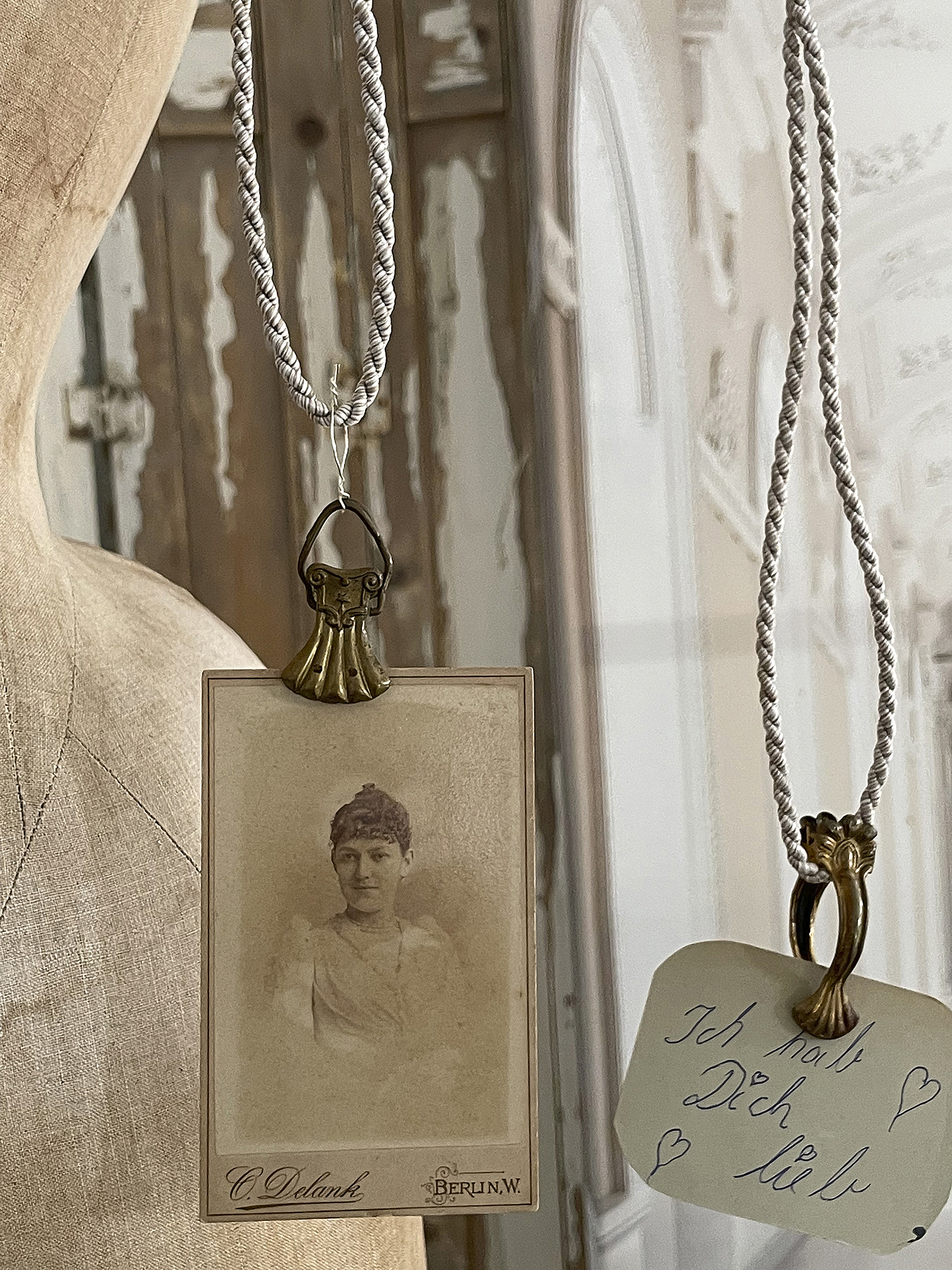 Vintage Fotoanhänger mit sentimentaler Nachricht Alter Fotoanhänger mit einem Portrait und handgeschriebener Liebeserklärung