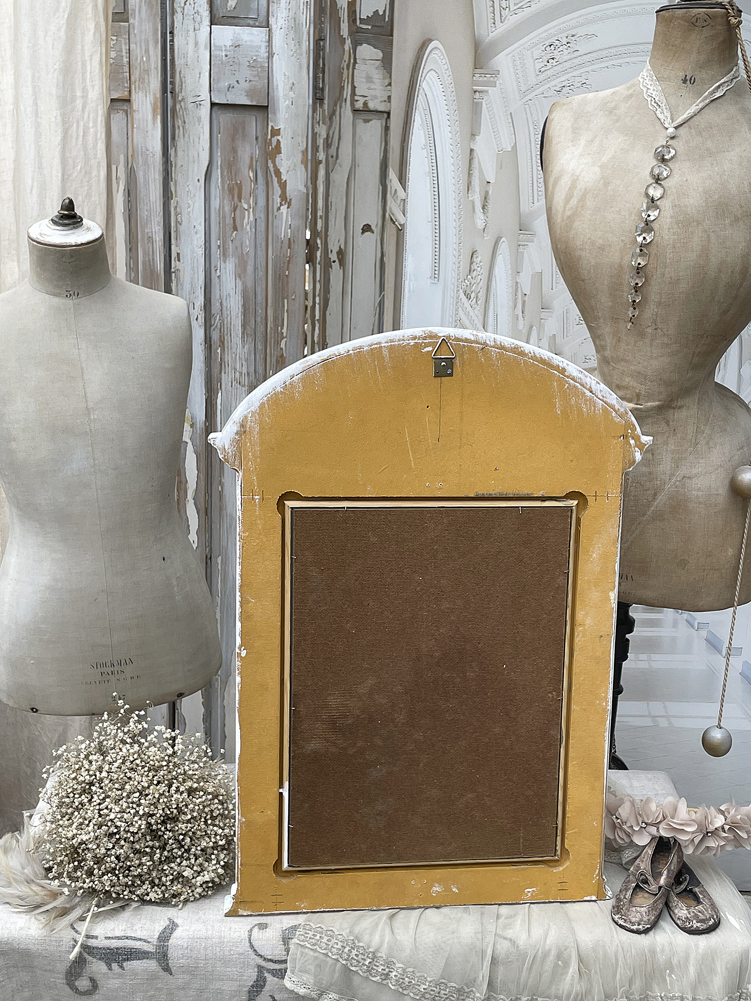 Kreativer Vintage-Rahmen mit Mannequins und Dekoration Vintage-Rahmen in Gelb mit Mannequins, Trockenblumen und Schuhen im Hintergrund