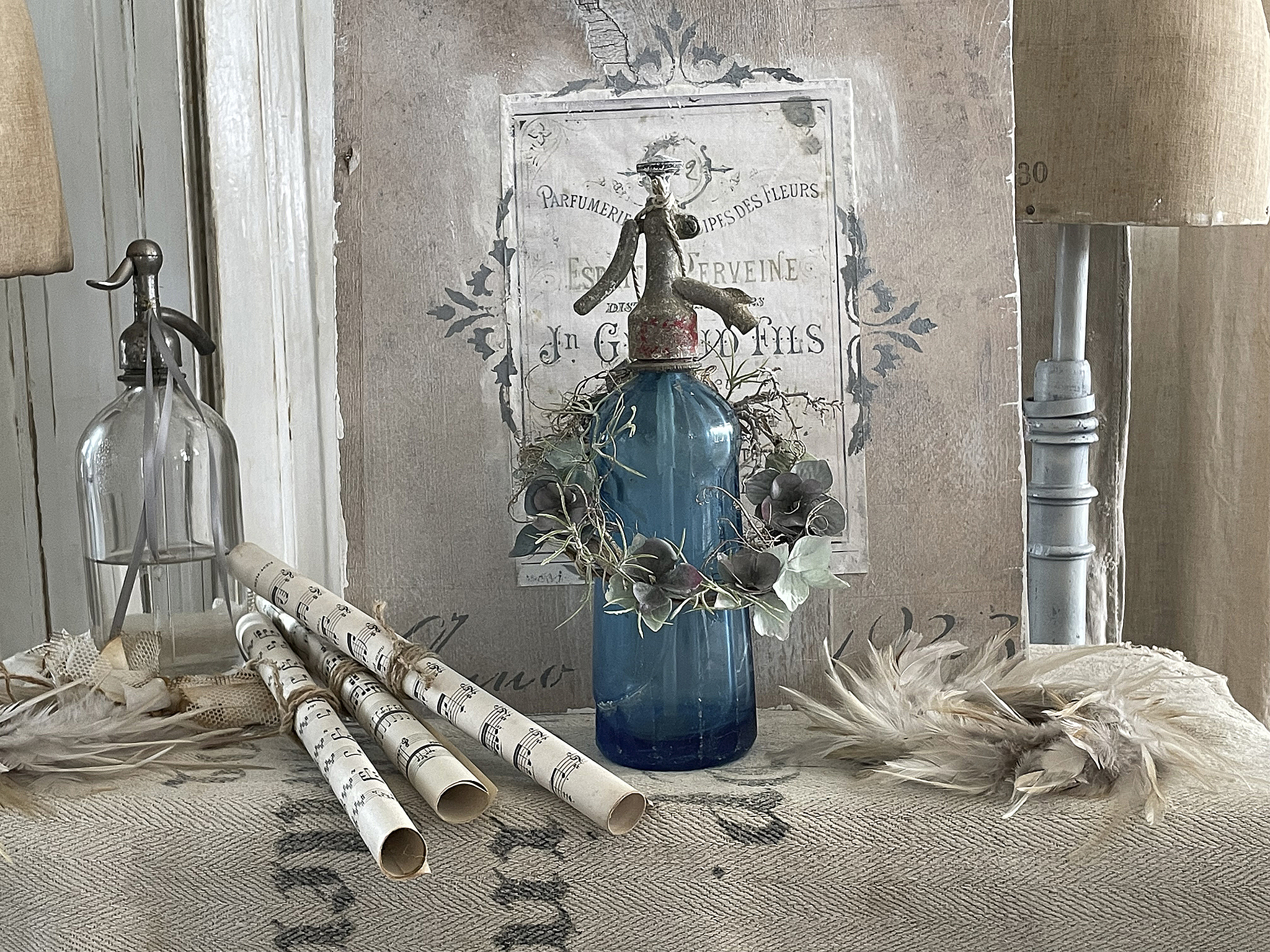 Alte blaue Sodaflasche mit Kränzchen***