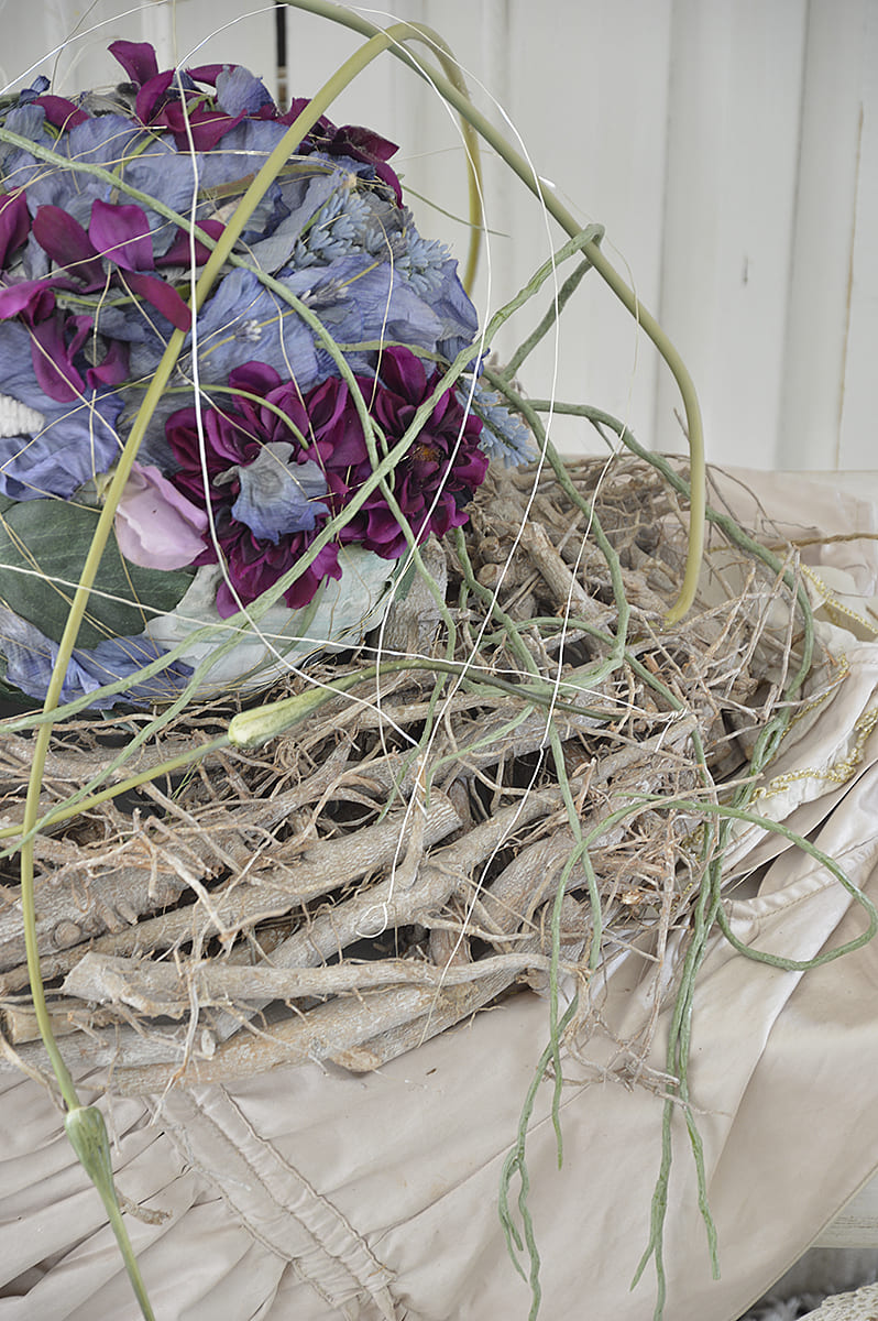 Dekoratives Stillleben aus Trockenblumen und Naturmaterialien
