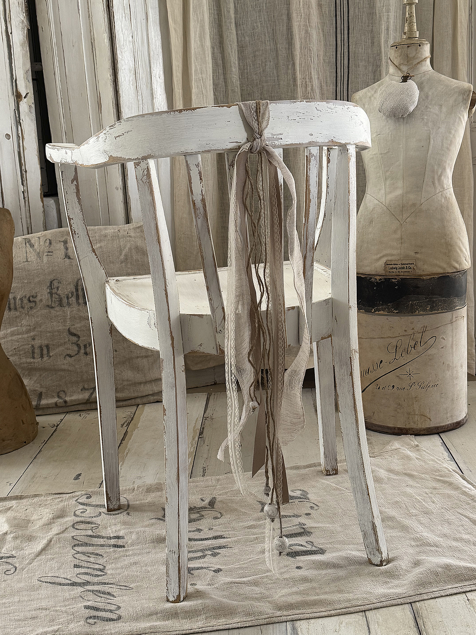 Alter schöner Armlehnenstuhl Bauhaus im weißen Vintagekleid***