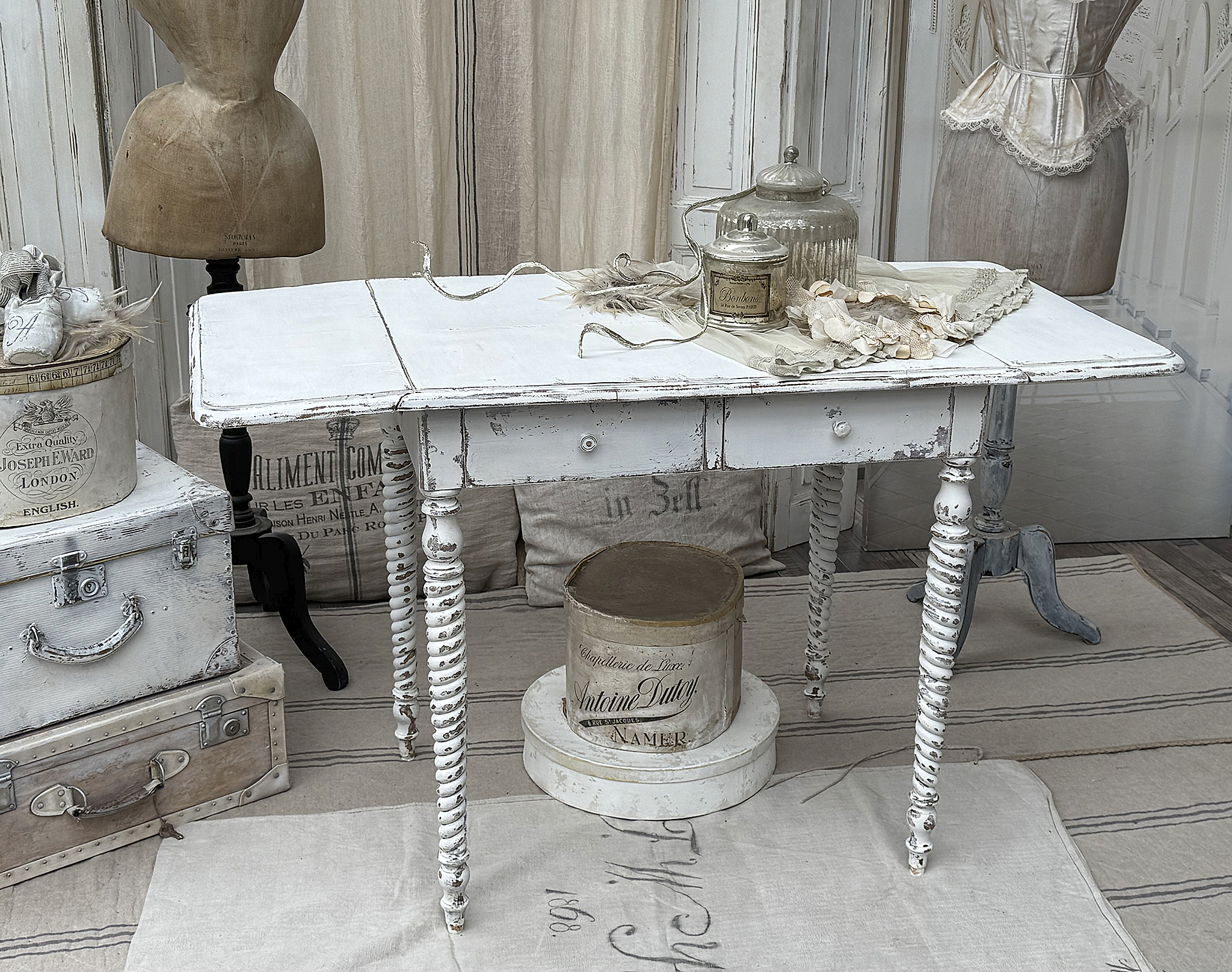 Shabby Chic Tisch mit Ziergegenständen in einem nostalgischen Raum