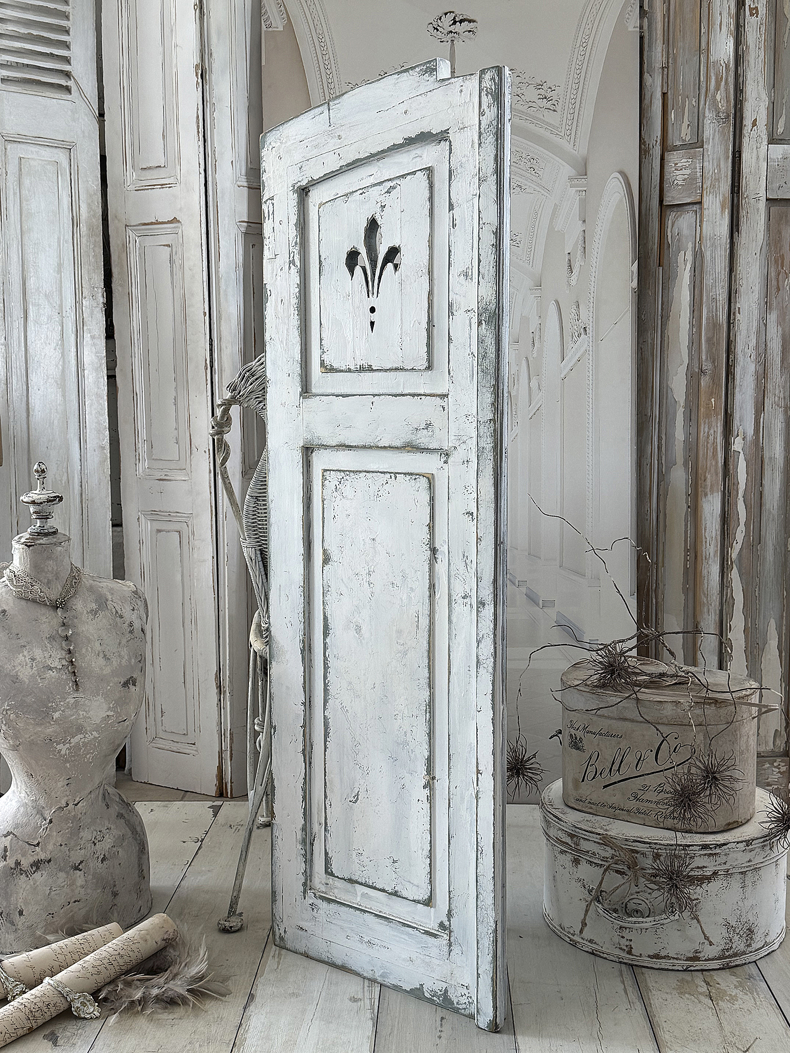 Antiker französischer Shabby-Fensterladen aus Vollholz mit Lilien-Dekor 1***