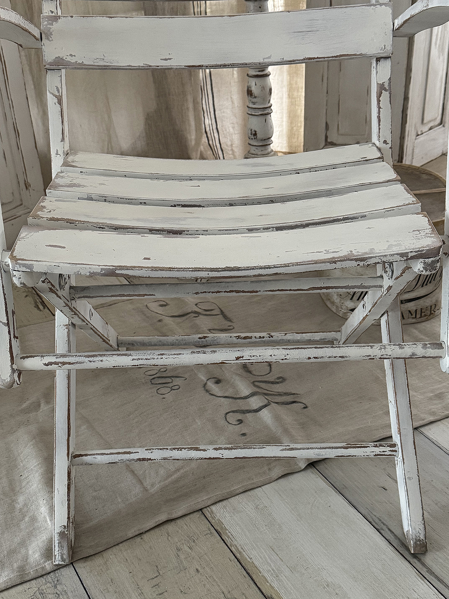 Alter bequemer Klappstuhl im Shabbykleid***