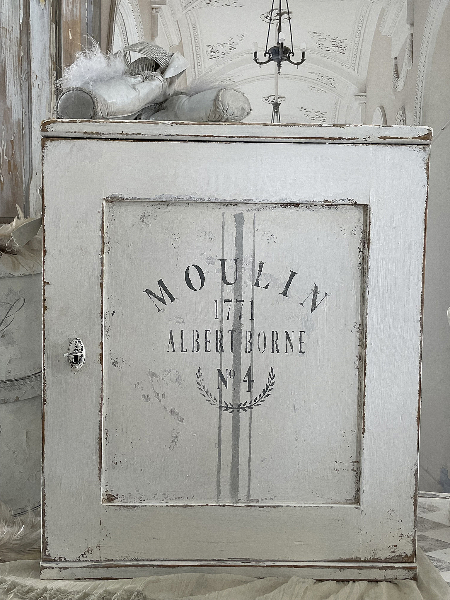 Vintage weiße Holzkiste mit Aufschrift Moulin 1771 Albert Borne N°4 Antike Holzkiste in Weiß mit dekorativem Aufdruck Moulin 1771 Albert Borne N°4
