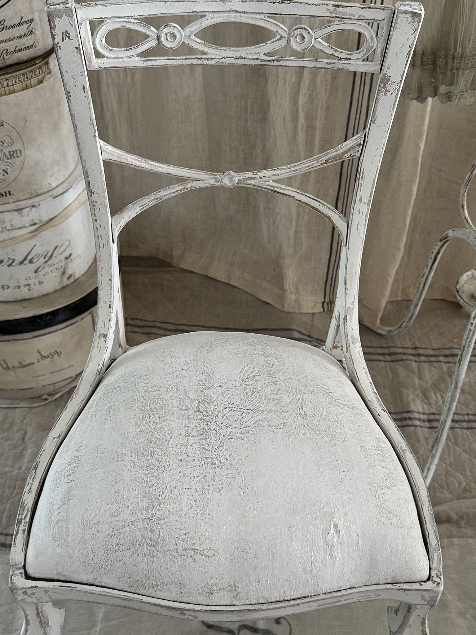 Alter edler Metallstuhl mit Polster***