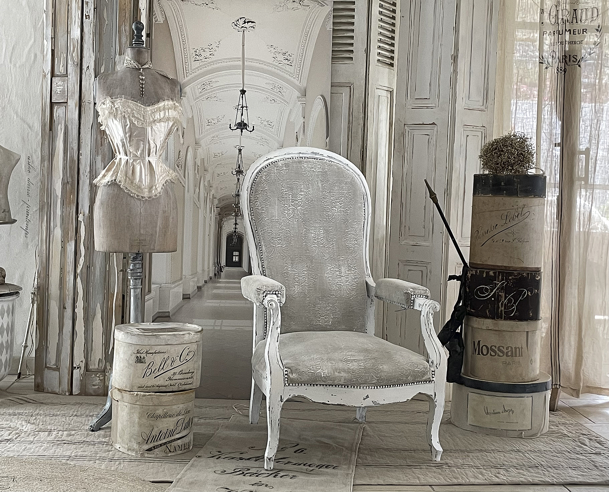 Stilvolles Interieur mit Vintage-Stuhl, Mannequin und Dekorationsobjekten