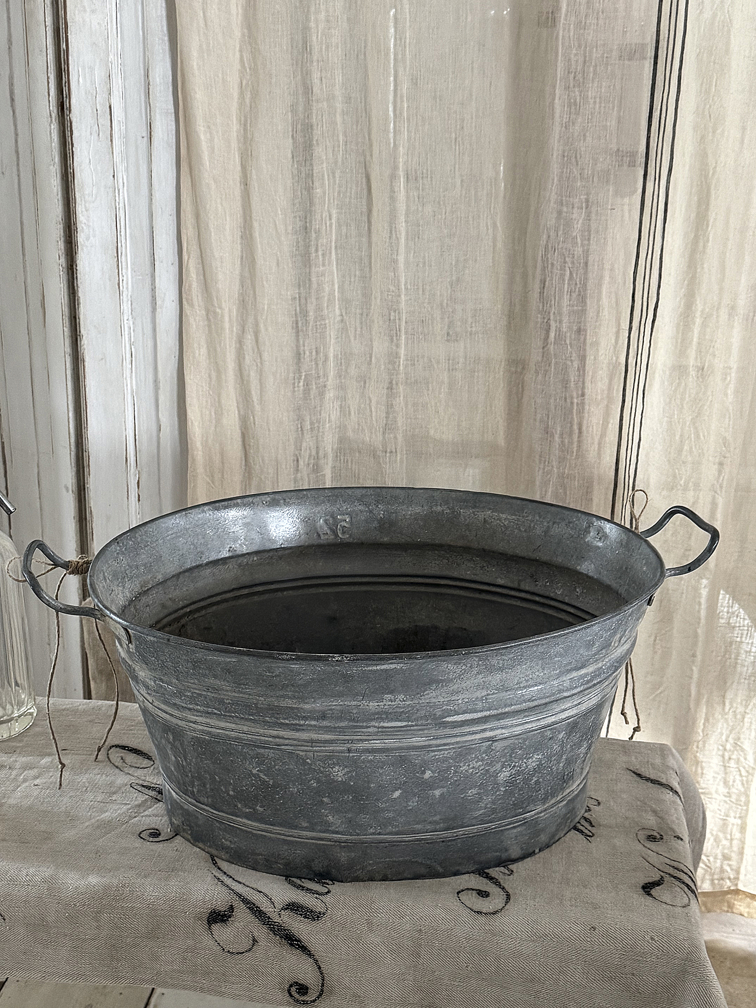 Alte Zinkwanne mit Emaille-Schild Stiefmütterchen ***