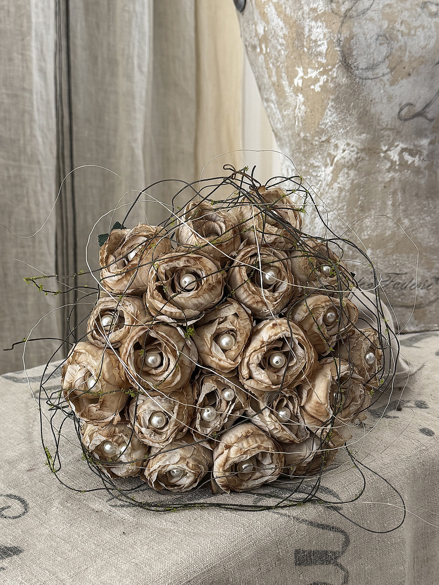 Schöner alter Eisenkorb mit liebevoll gestaltetem Rosenarrangement***