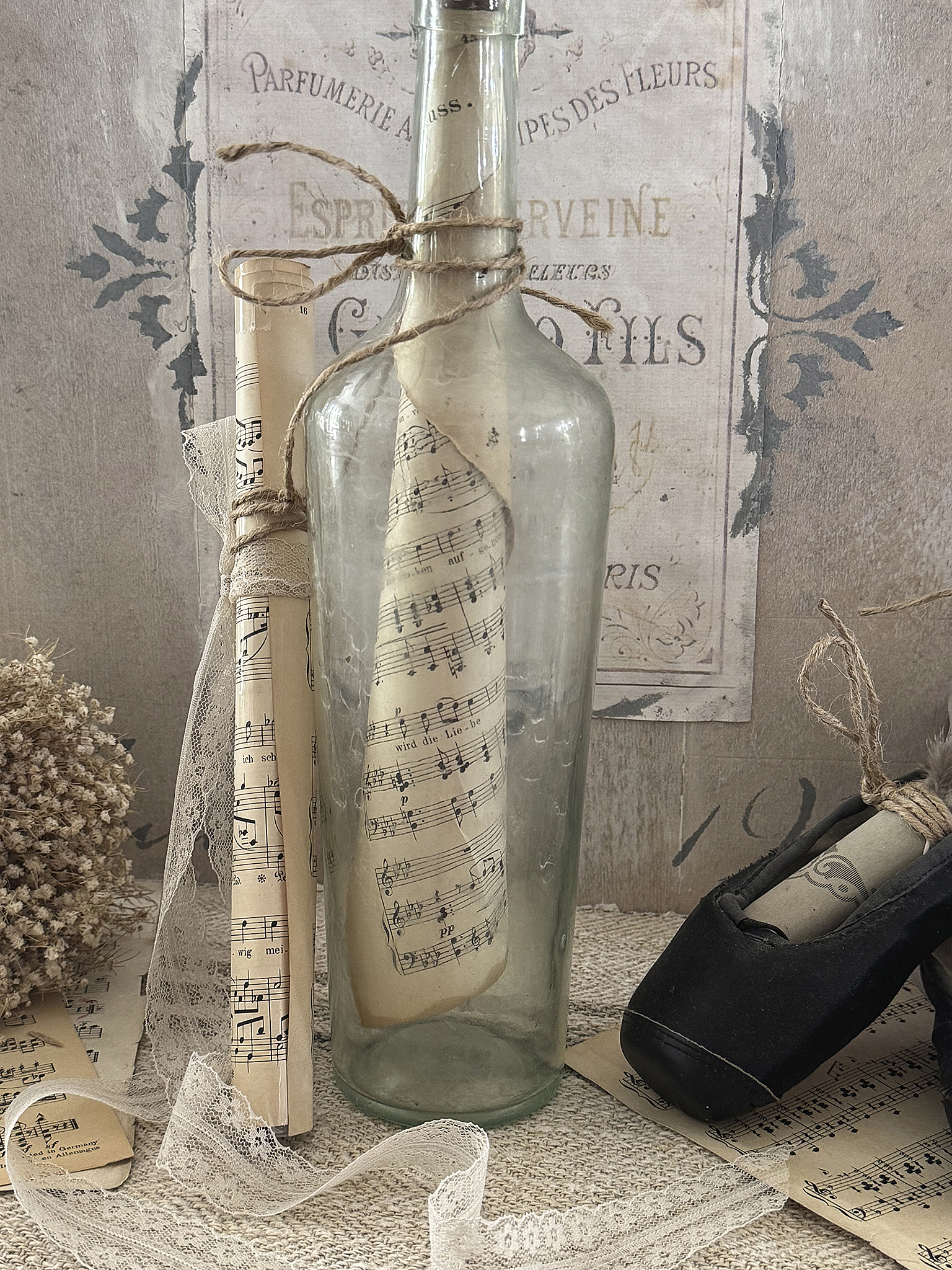 Alte Glasflasche mit Stopfen und Notenblätter*** Alte Glasflasche mit Stopfen und Notenblätter***