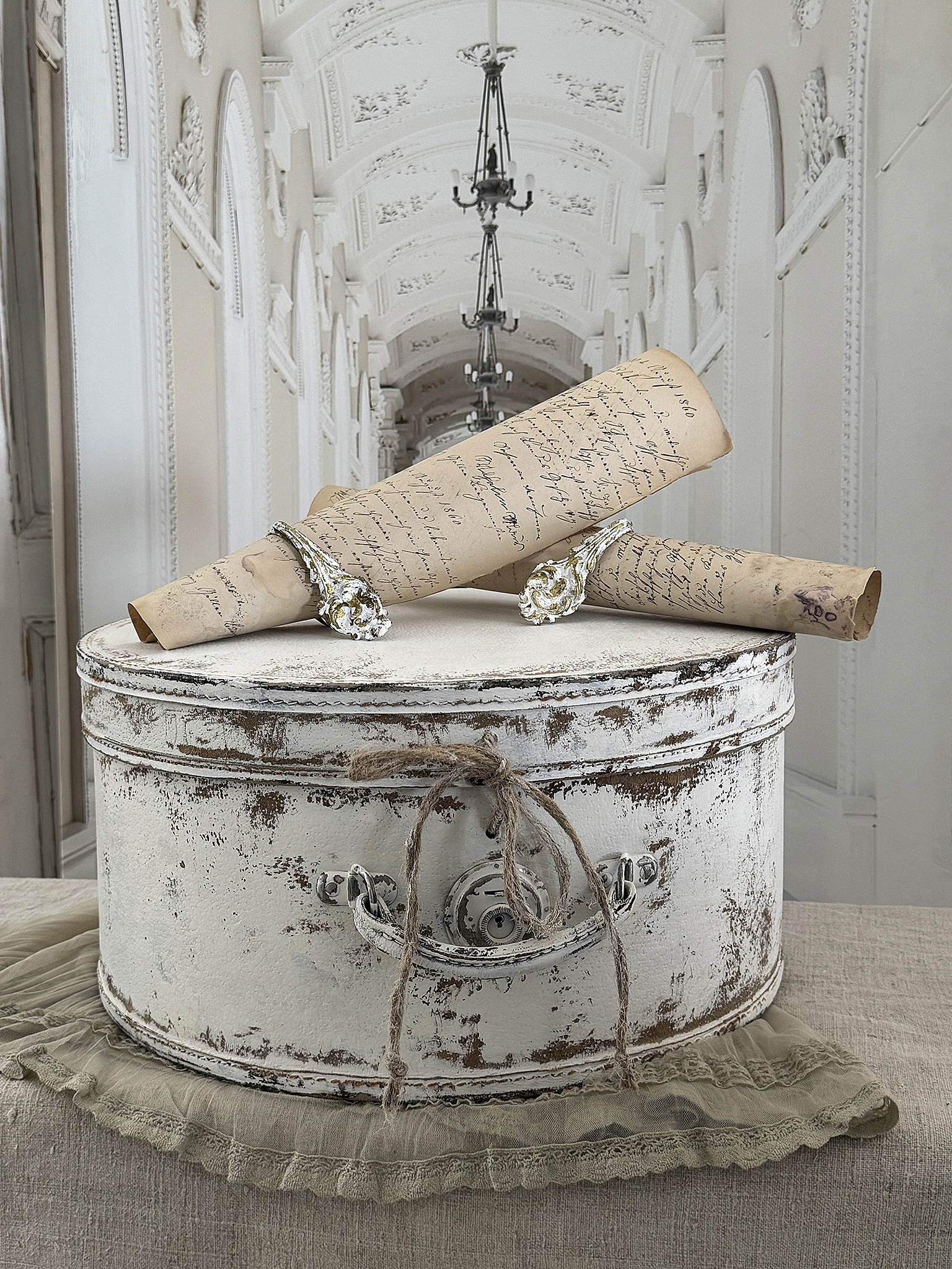Alter Hutkoffer im mattweißen Shabby-Chic – ein bezauberndes Vintage-Schätzchen mit Patina***
