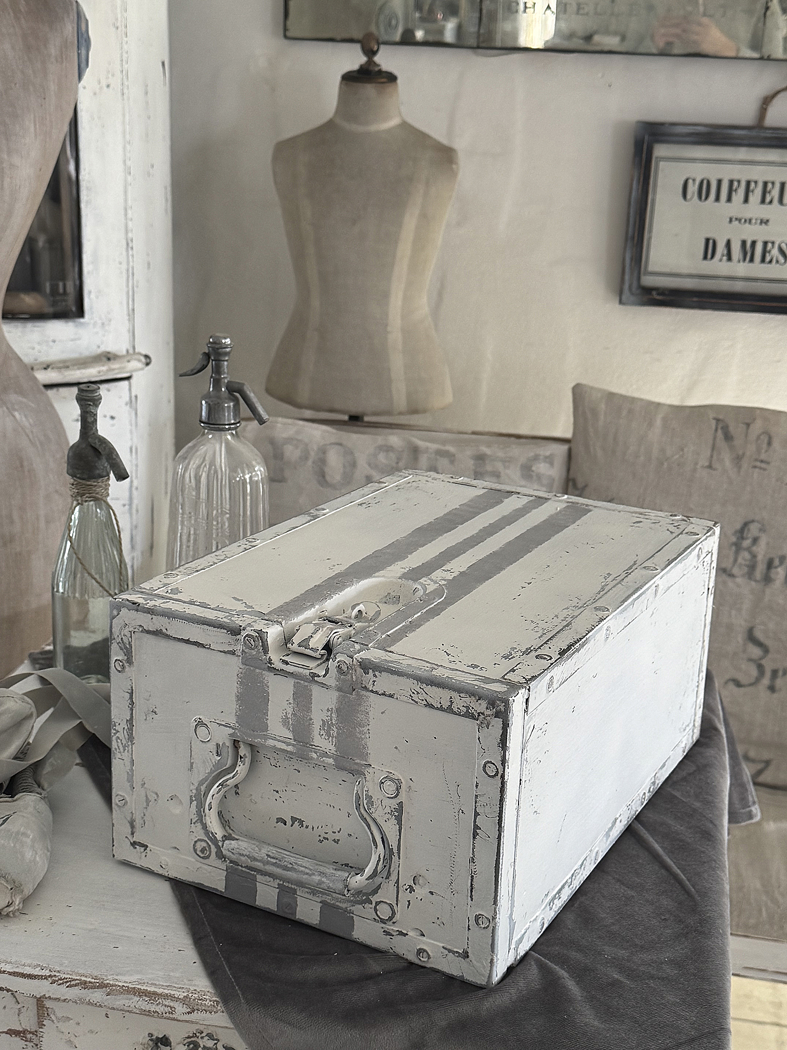 Alte Shabby-Holzkiste mit Metallbeschlägen – Vintage trifft Industriecharme***