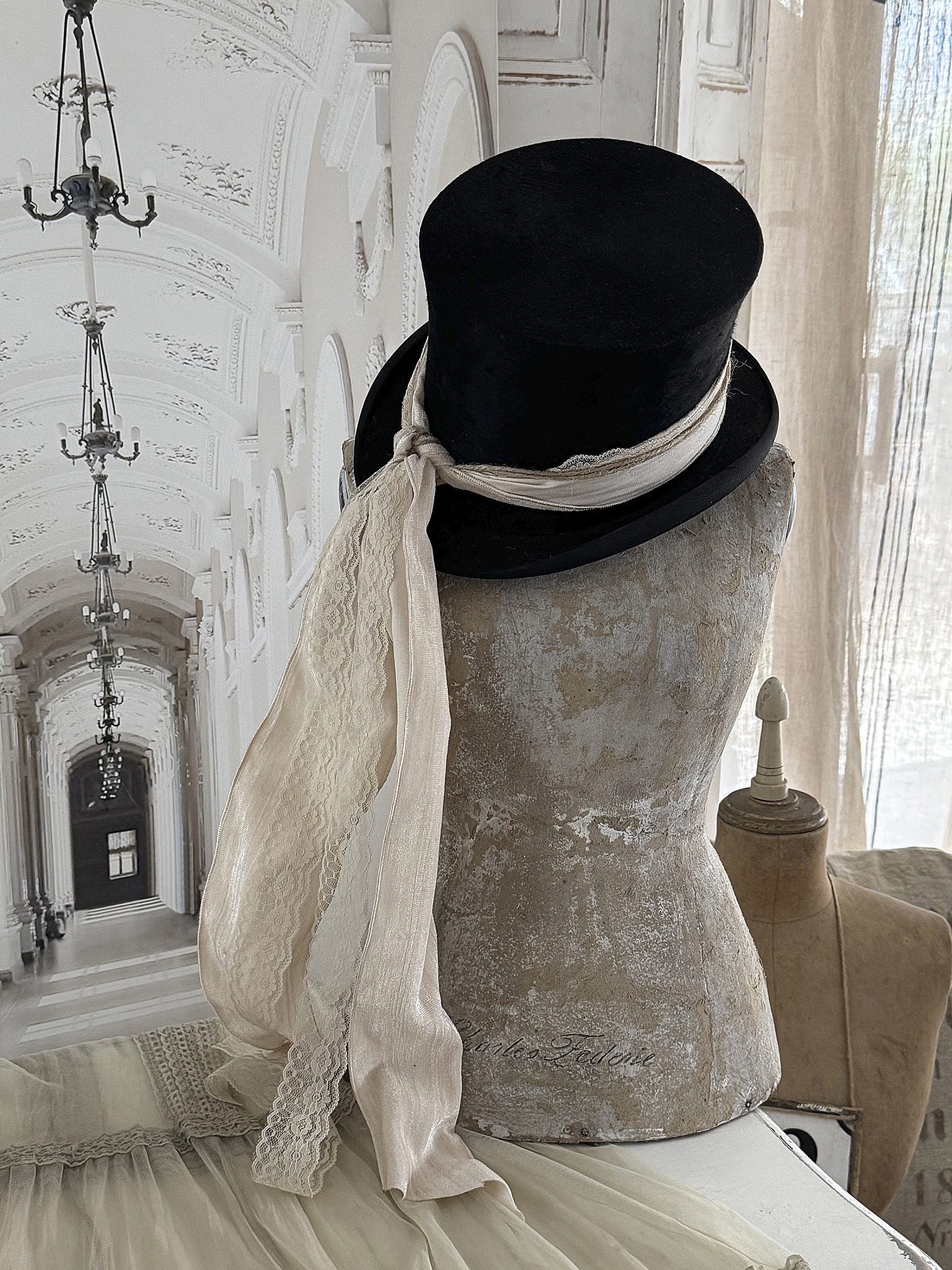 Wunderschöne Original-Hutschachtel aus Frankreich mit Zylinder – eleganter Vintage-Traum***