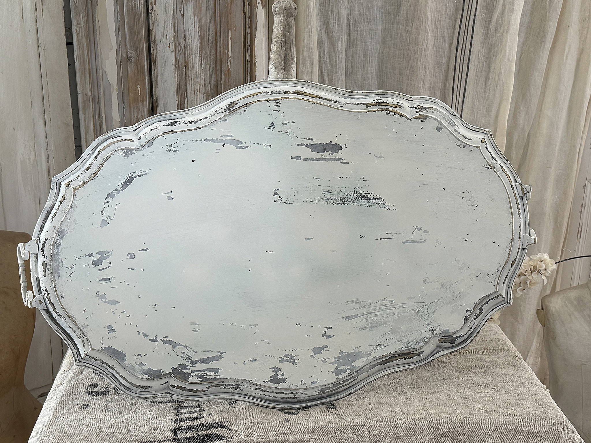 Sehr großes altes Messingtablett im mattweißen Shabby-Vintage-Look***