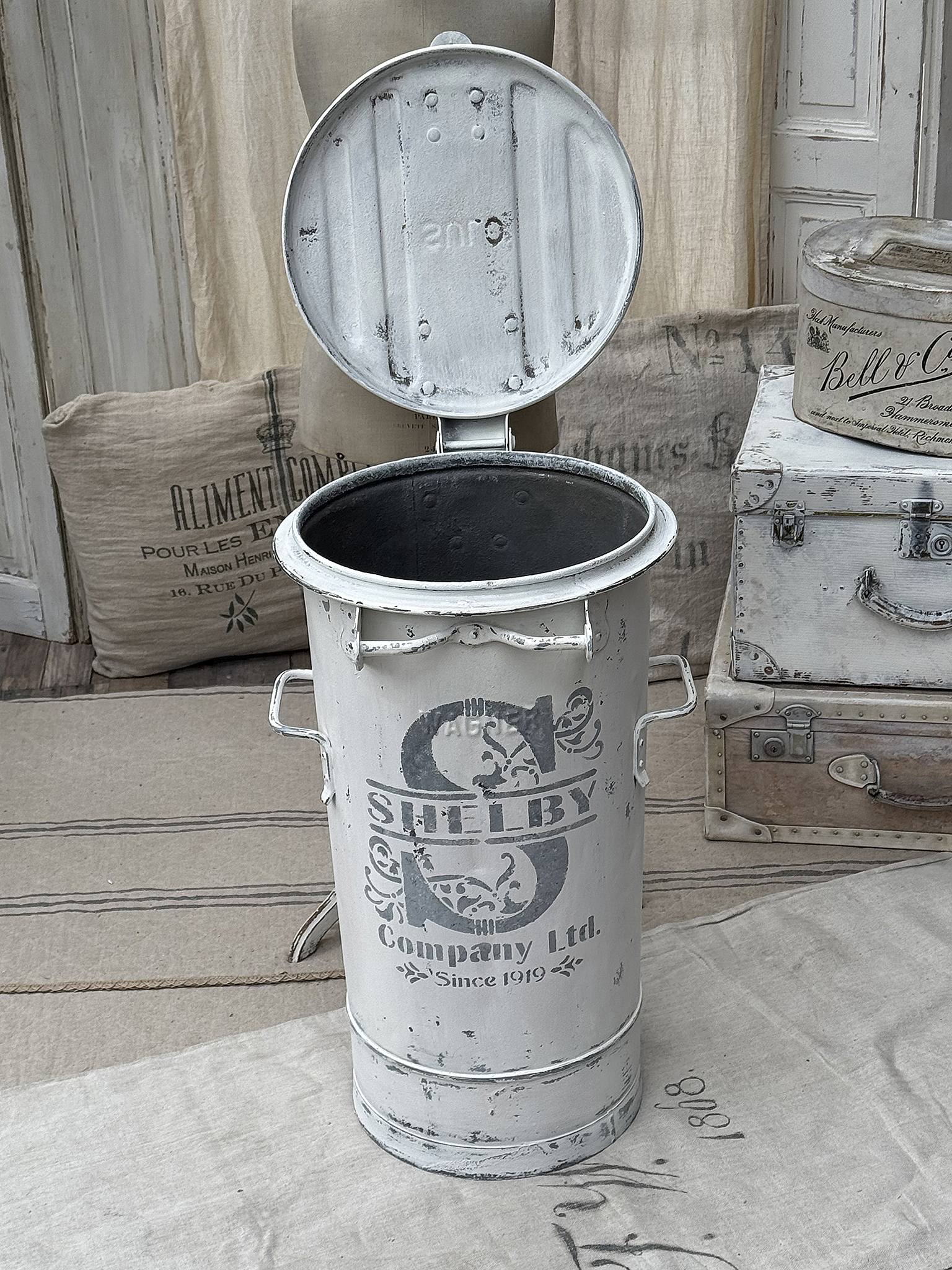 Vintage Mülleimer mit Deckel von Shelby Company Ltd, seit 1919 Weißer, vintage Mülleimer mit offenem Deckel und Shelby Company Ltd Aufdruck, seit 1919