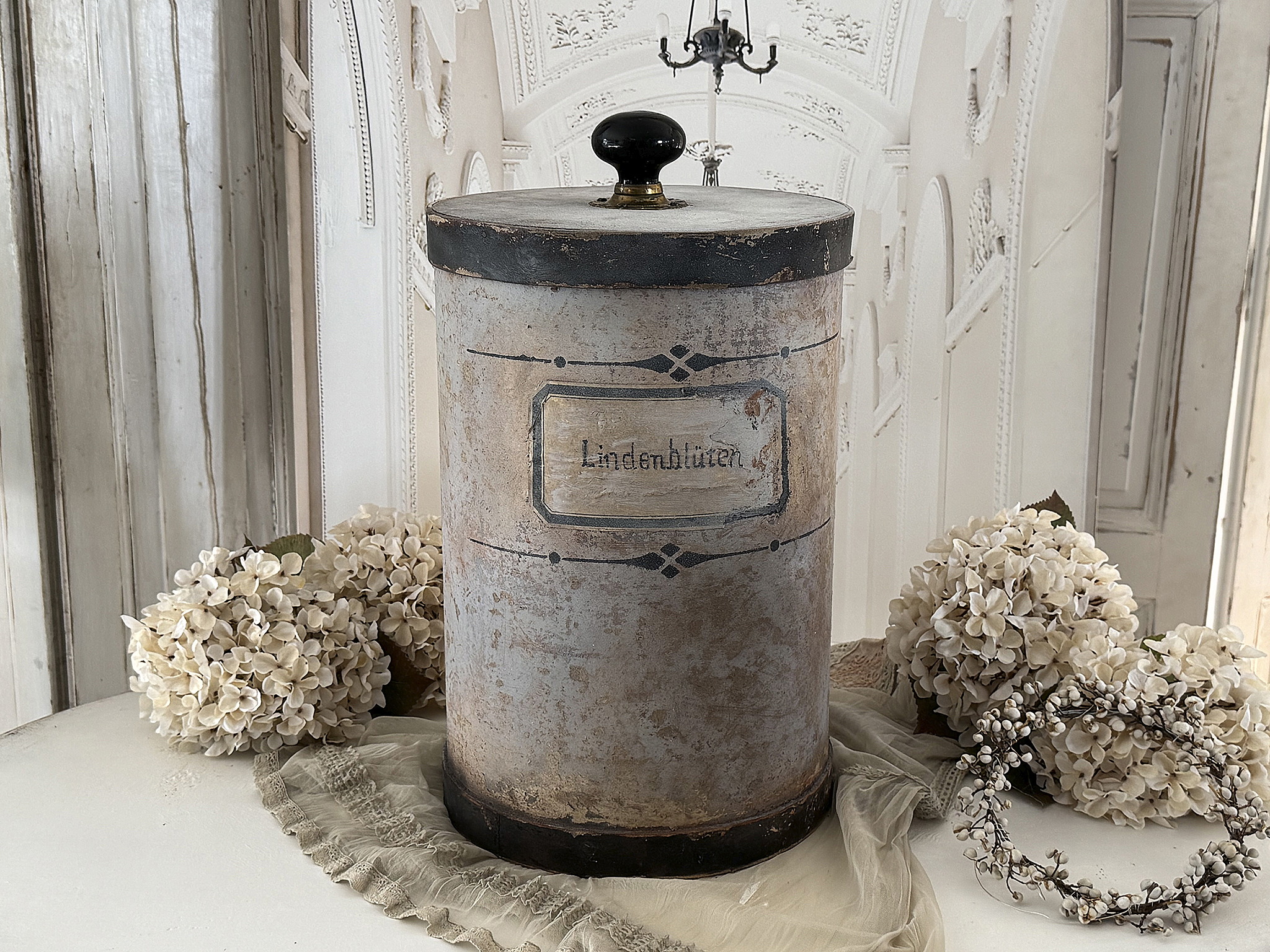 Große antike Apothekerdose Lindenblüten – Vintage Apothekendose aus Pappe & Holz mit Patina, Messingknauf & Shabby Chic Deko***