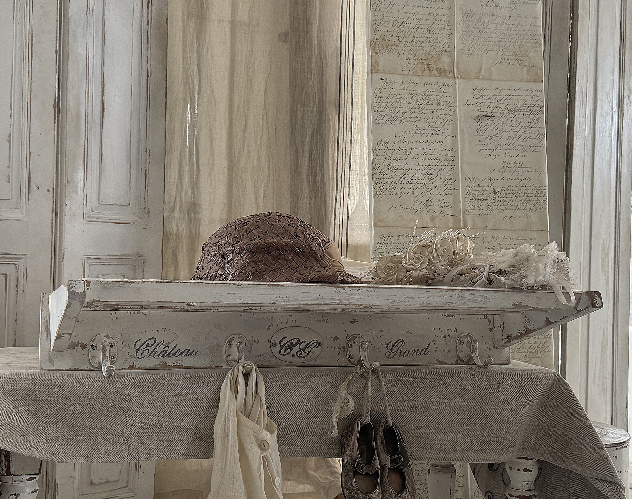 Altes Garderobenregal mit Ablage***