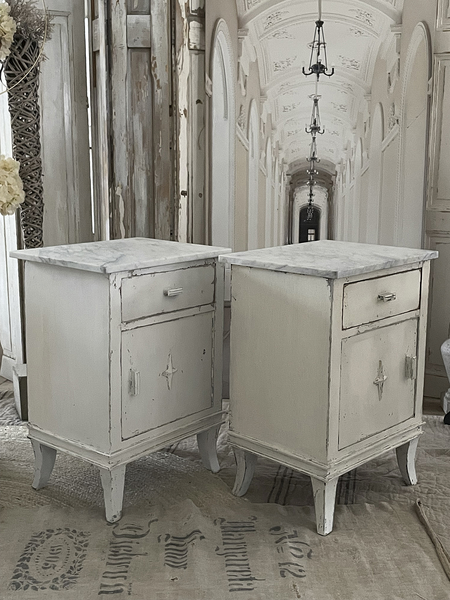 Antikes Biedermeier-Schränkchen mit Marmorplatte*** Antikes Biedermeier-Schränkchen mit Marmorplatte***