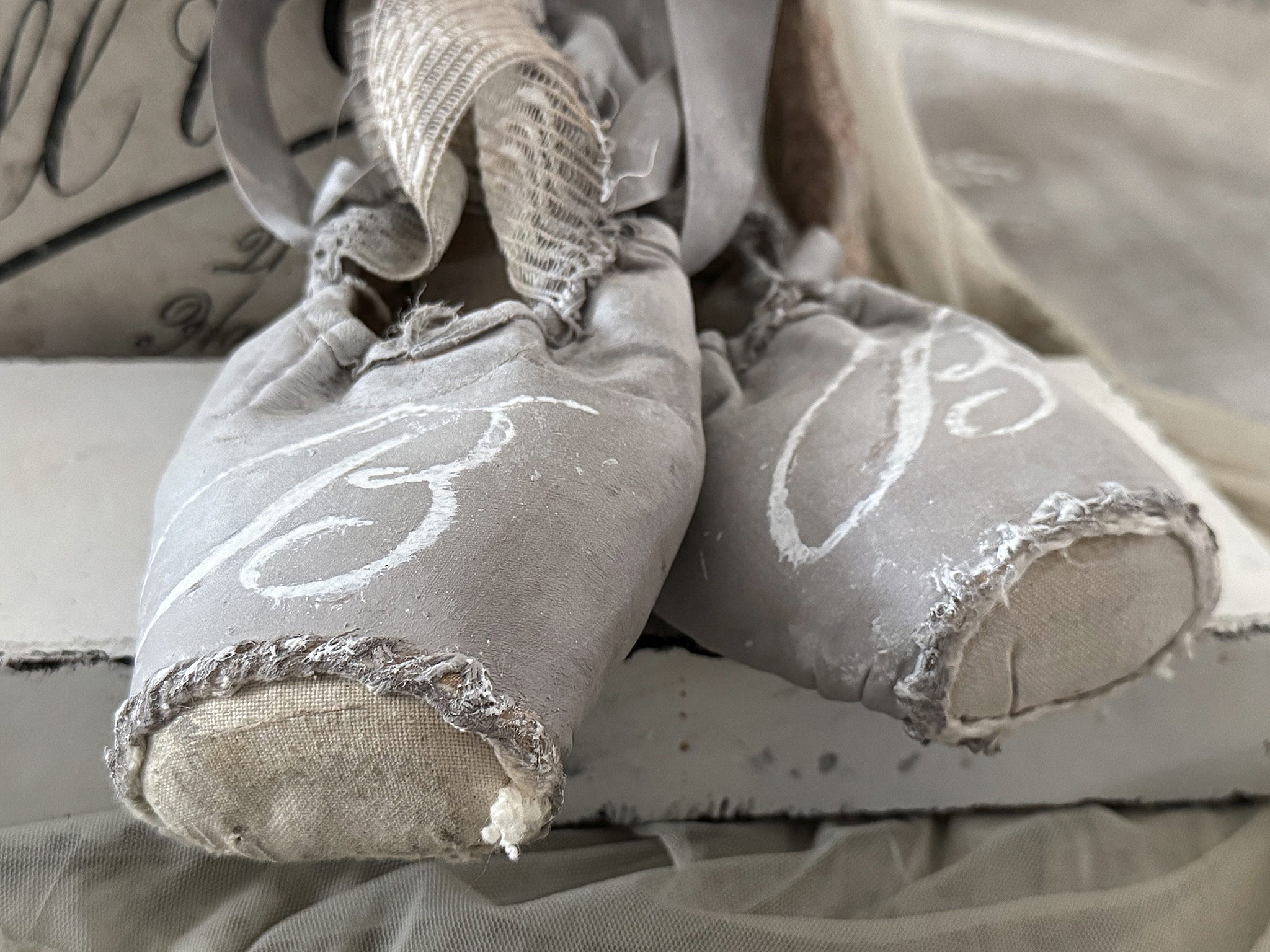 Alte Spitzenschuhe in Taupen – Vintagekleid *** Alte Spitzenschuhe in Taupen – Vintagekleid ***