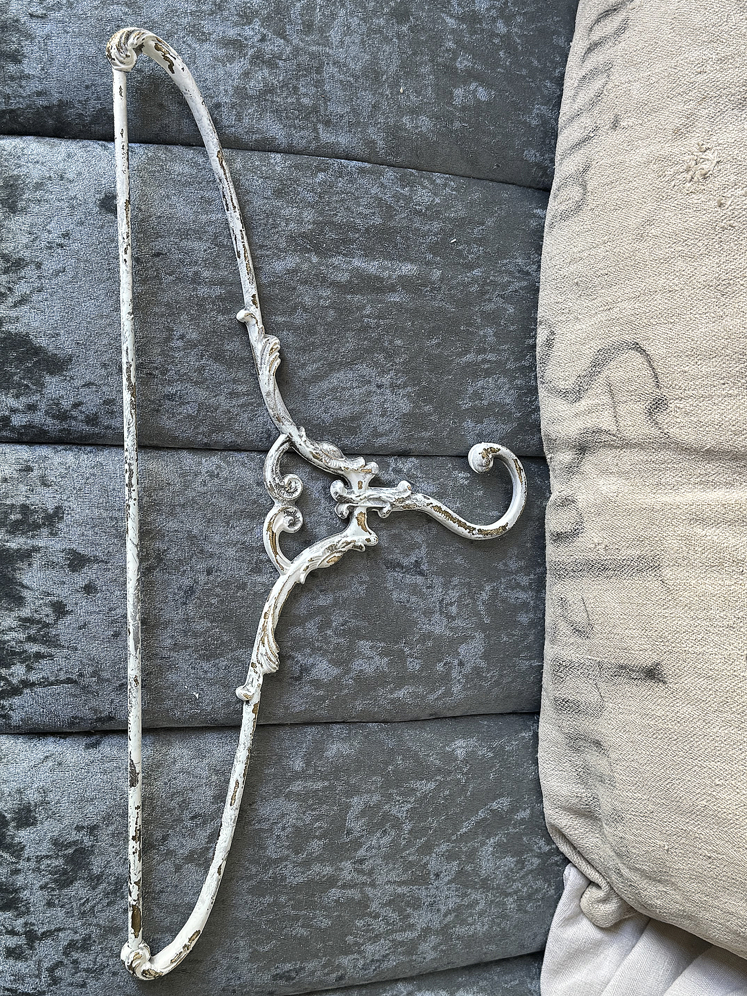 Zwei charmante Shabby-Kleiderbügel mit Geschichte***