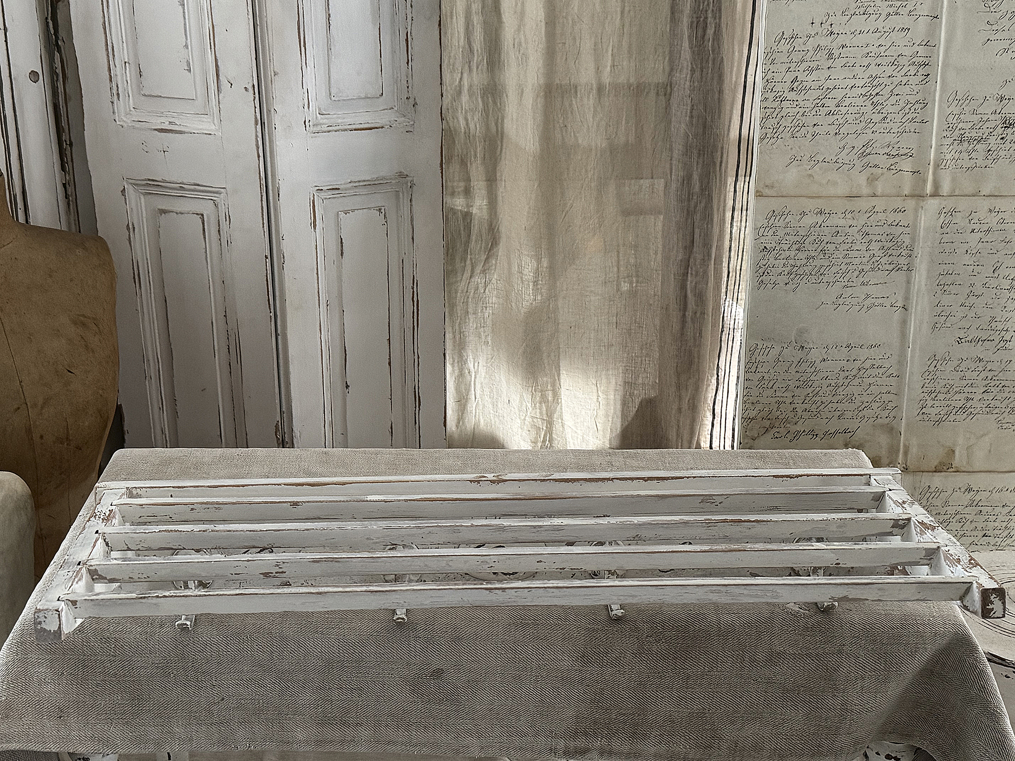 Altes Garderobenregal mit Ablage***