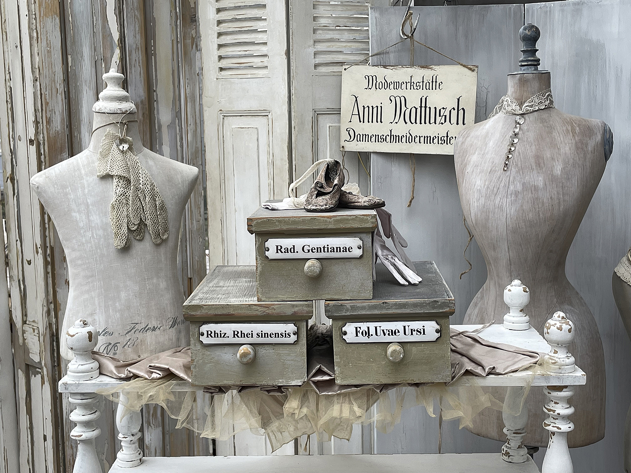 Modewerkstatt Anni Mattusch - Damenfachgeschäft für Schneiderarbeiten Vintage Modewerkstatt mit Schneiderpuppen, antiken Kartons und Dekoration für Damenmode