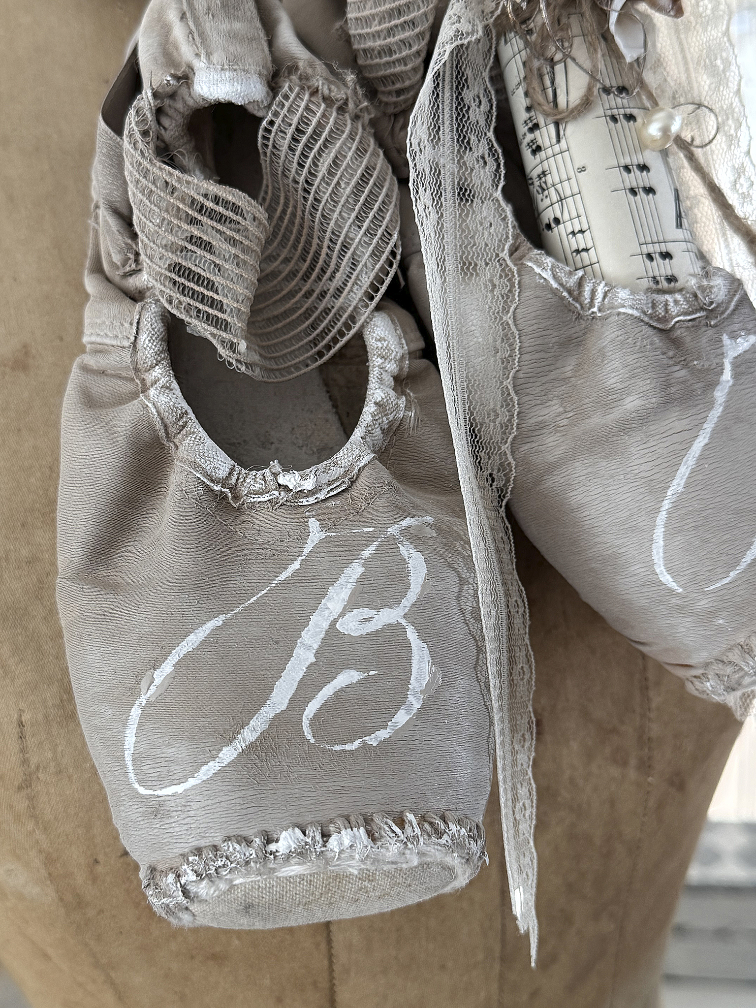 Vintage Spitzenschuhe Sandtaupe mit Monogramm B***