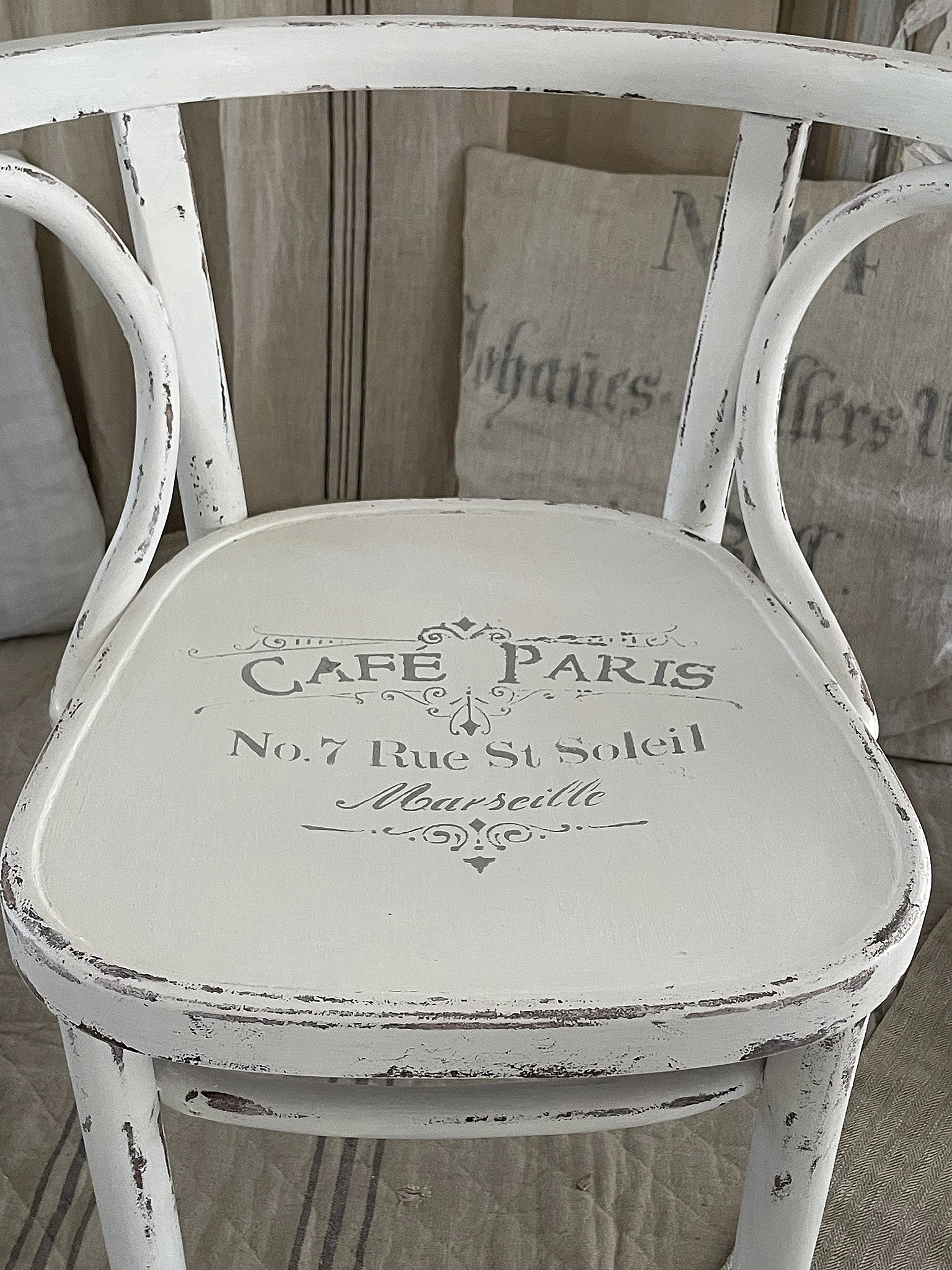 Hübscher Café-Stuhl im Shabby-Chic-Stil mit französischem Aufdruck Café-Stuhl mit dem Aufdruck "Café Paris, No. 7 Rue St Soleil, Marseille" in weißem Shabby-Chic-Design