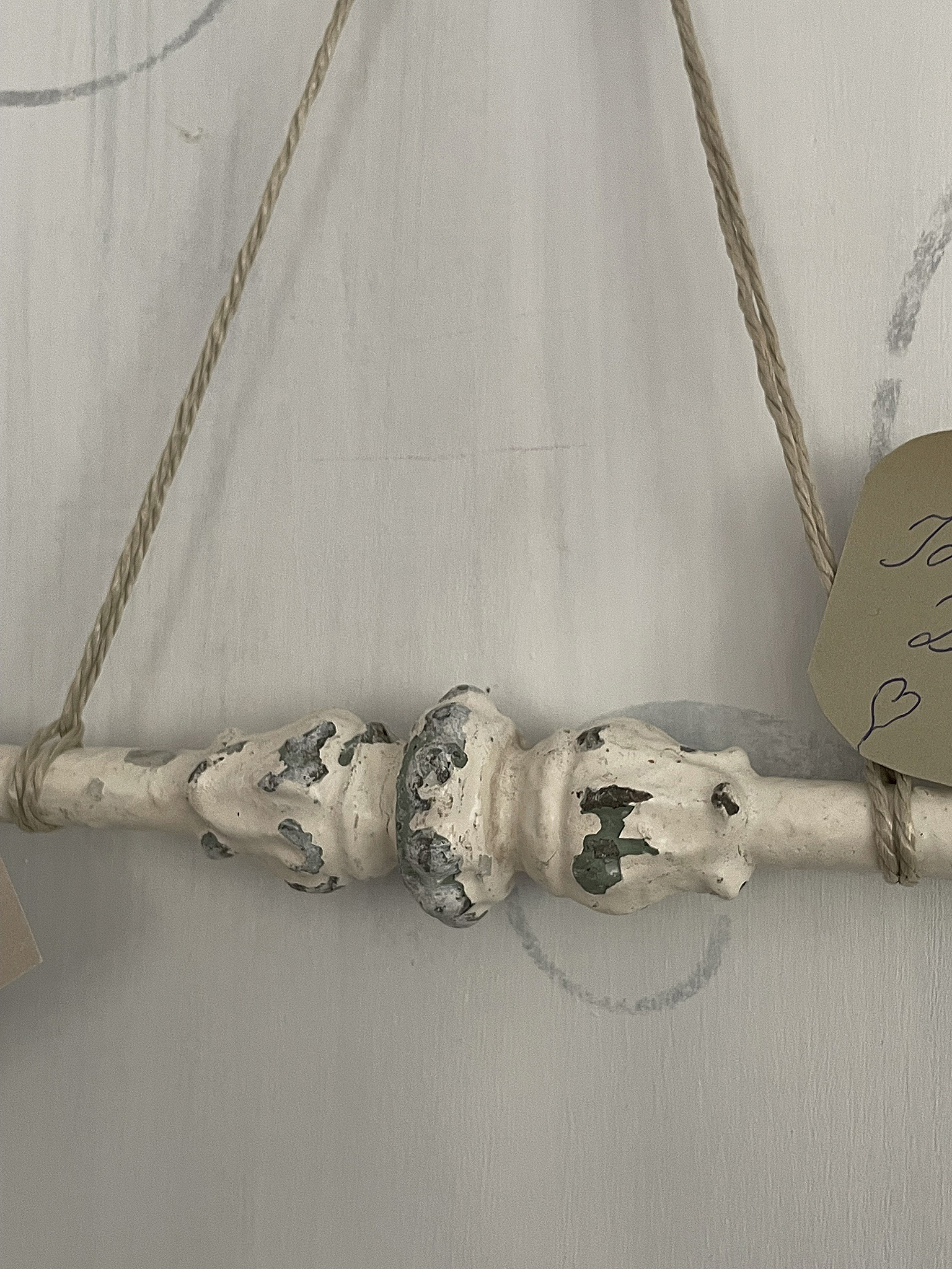 Dekorativer antiker Holzbeschlag mit grünem Patina-Effekt Antiker Holzbeschlag mit nostalgischem Charme und sichtbaren Gebrauchsspuren