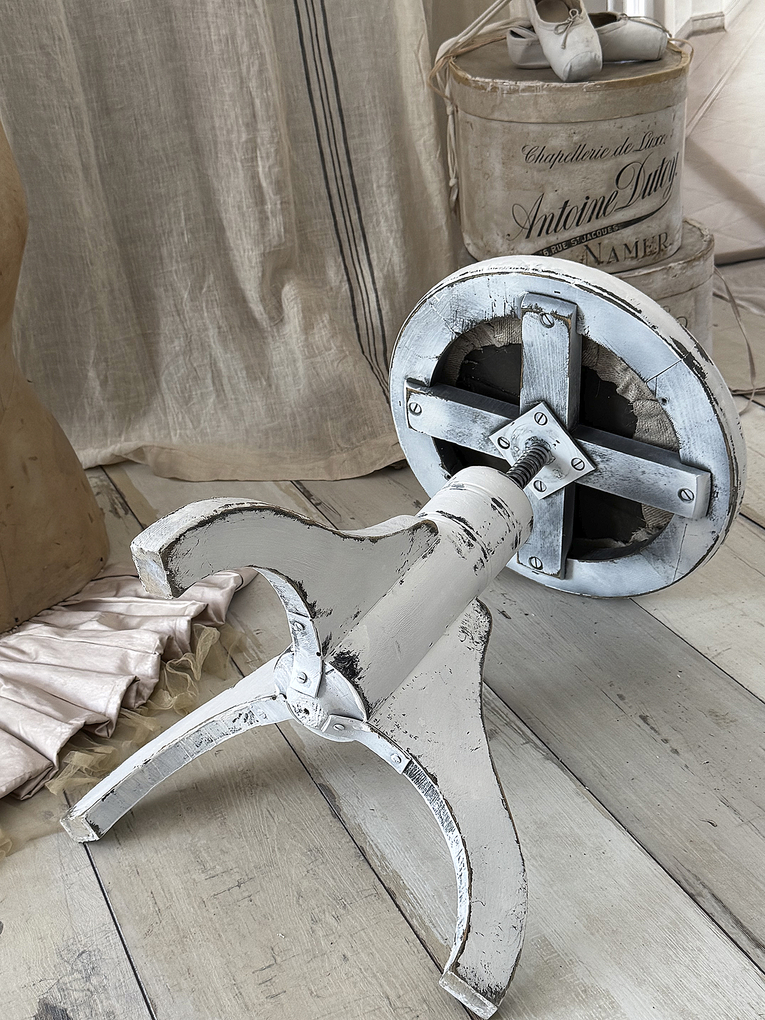 Alter Klavierhocker im Shabby Chic mit Leinensack-Bezug***
