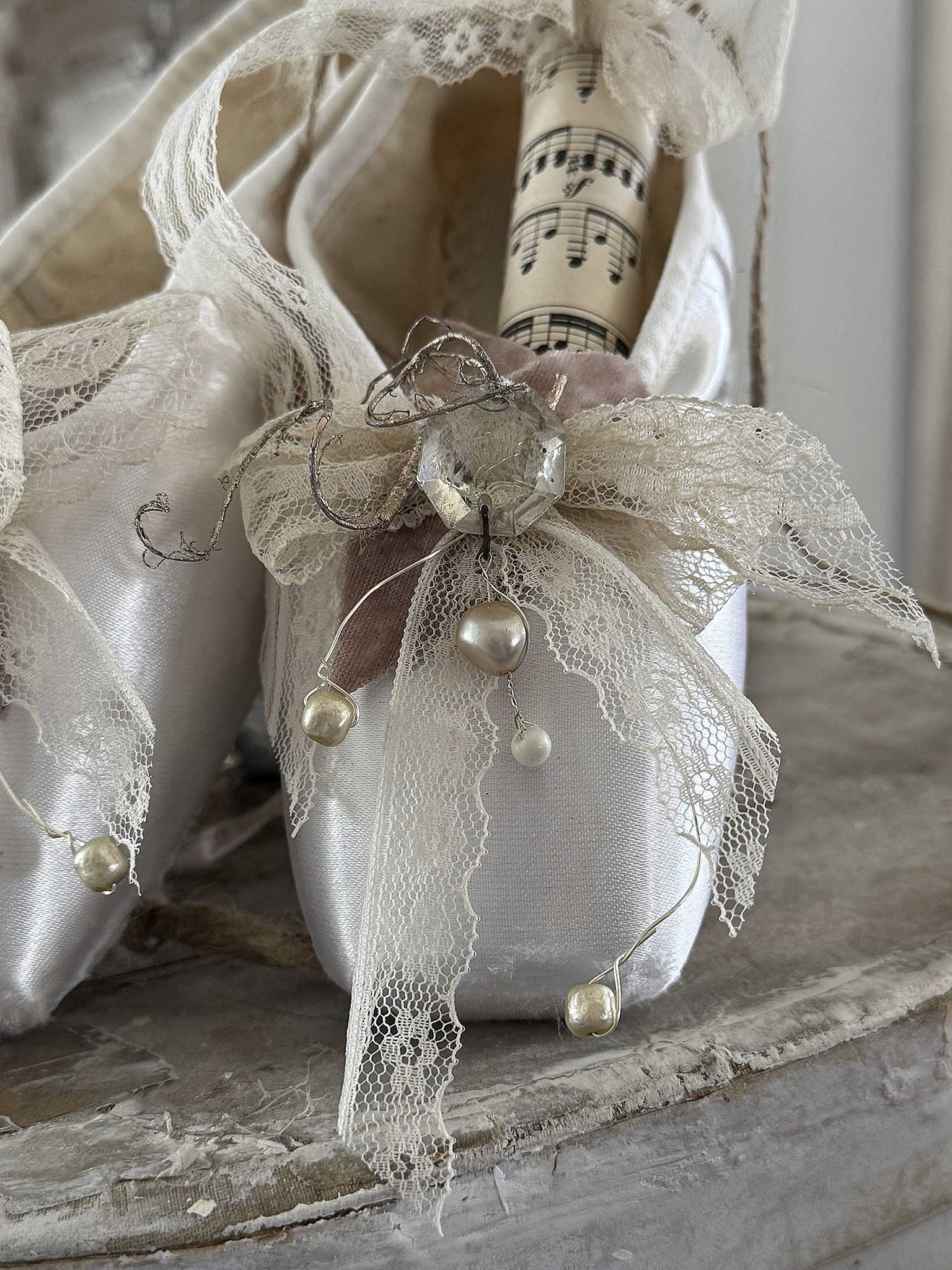 Weiße Spitzen-Ballettschuhe mit Notenblatt-Perlenglanz***