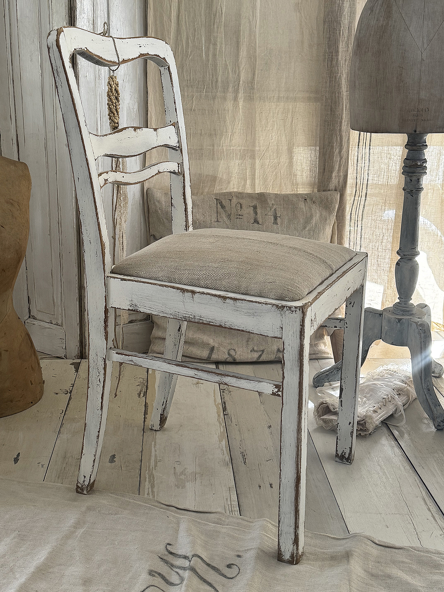 Schöner Polsterstuhl mit Bezug aus altem Leinensack***
