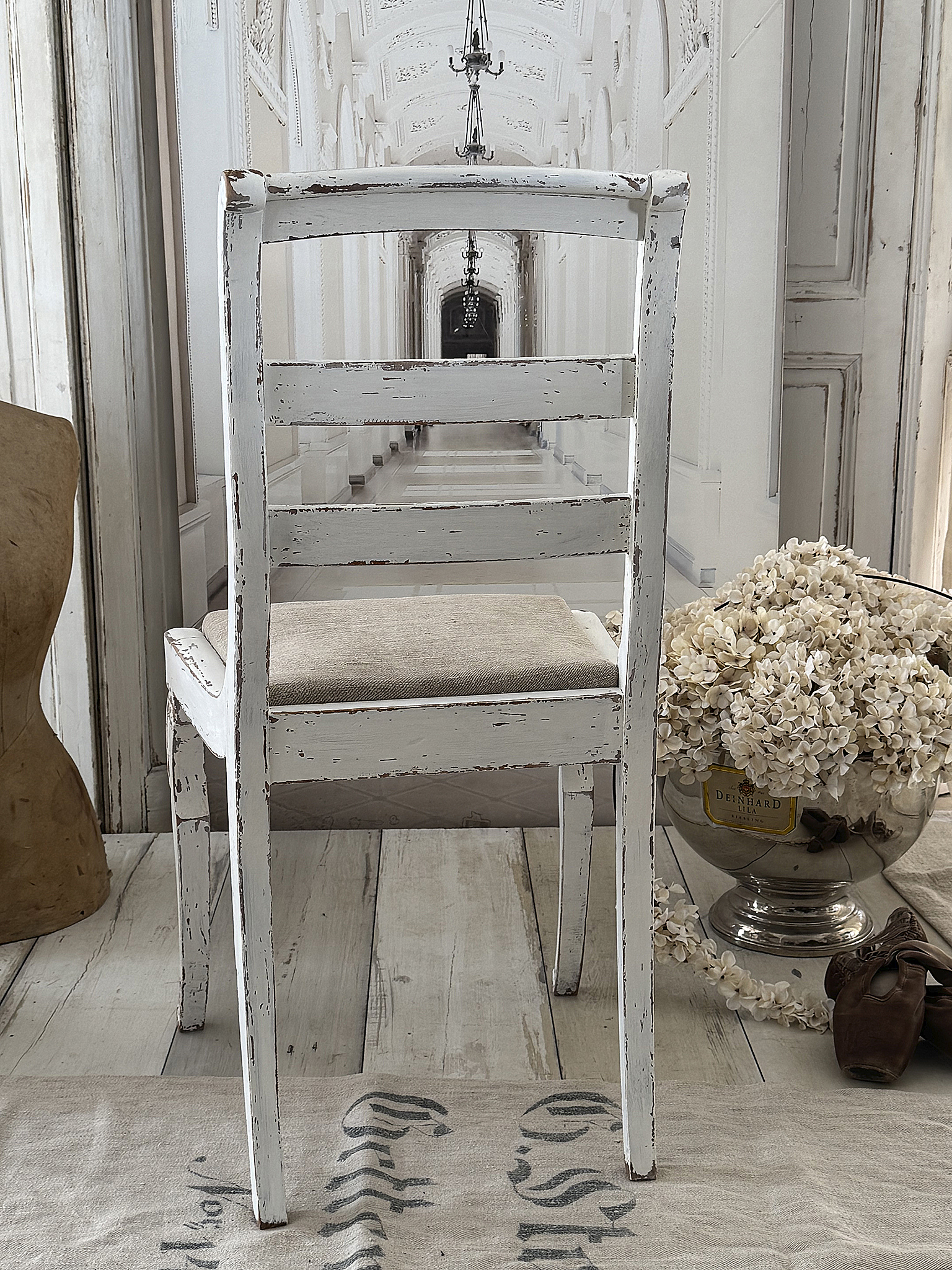 Antiker Holzstuhl – Shabby Chic in Mattweiß – Sitzpolster aus altem Leinen – Vintage Unikat***
