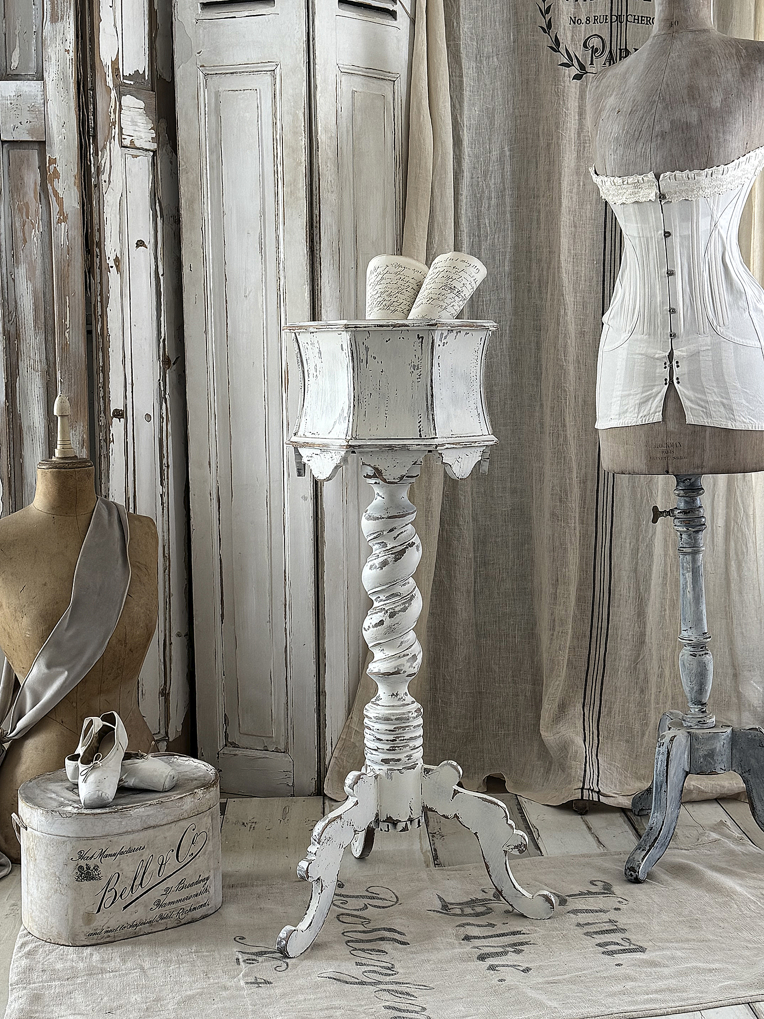 Antiker Wollkorb im zauberhaften Shabby-Chic – ein echtes Liebhaberstück***