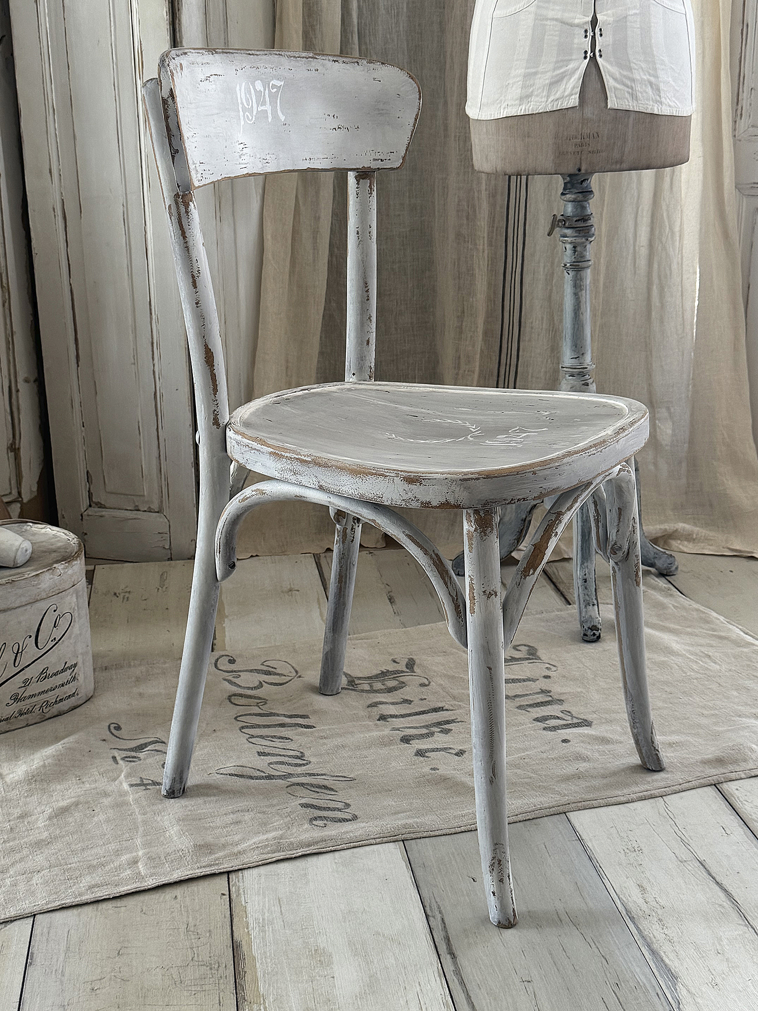  Alter Bugholzstuhl in zartem creme-grau***