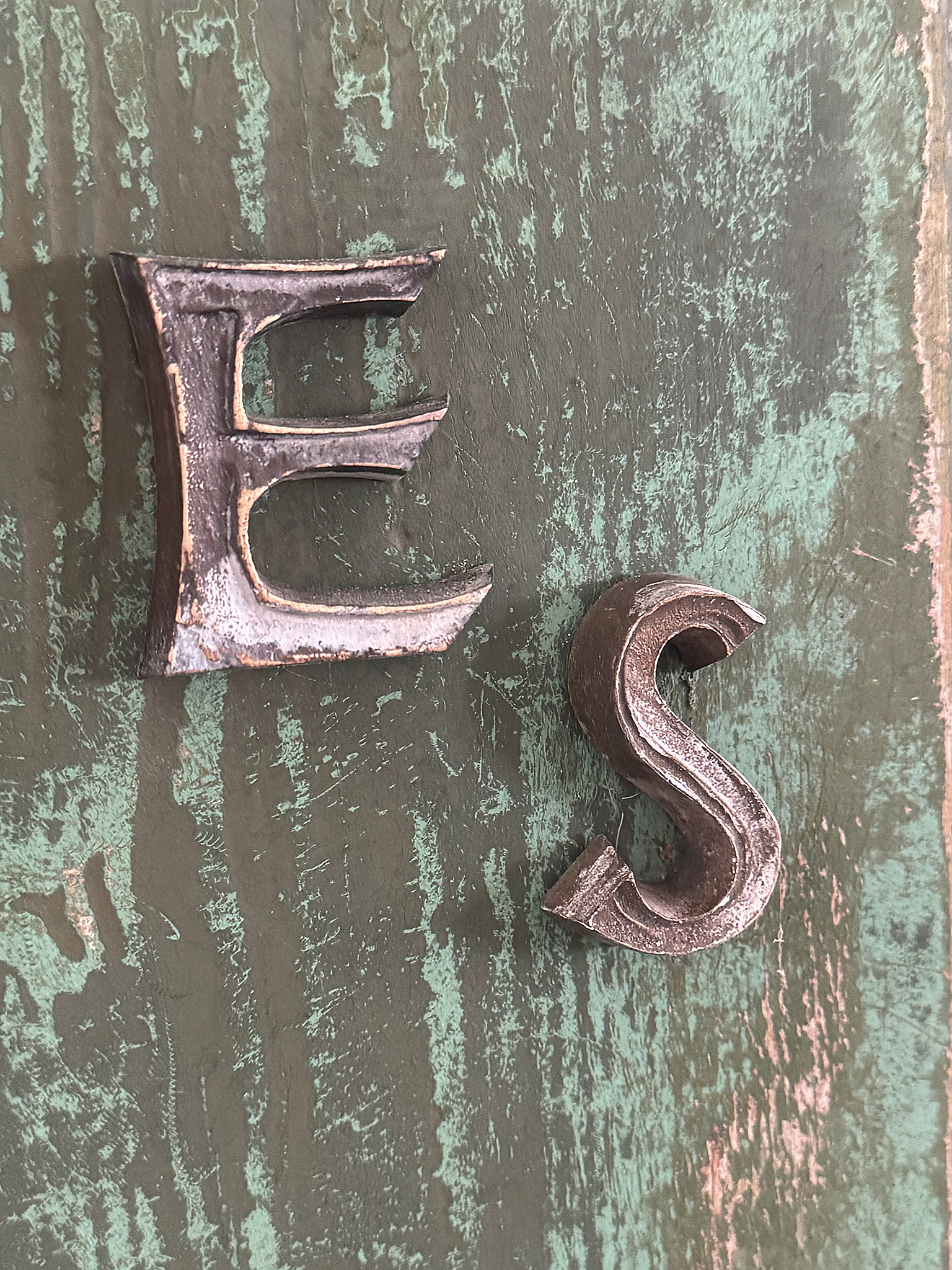 Antiker Fensterladen mit Originalpatina | Grün-Türkis | Vintage Shabby Chic | Messingbuchstaben E & S***